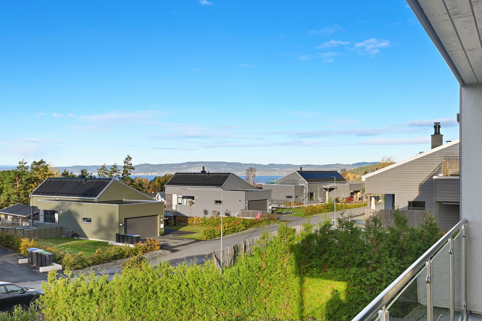 Uteplassen har både åpne og overbygde soner. Her finner du ro med kaffekoppen en tidlig morgenstund, eller nyter lange sommerkvelder med familie og venner. Galleribilde