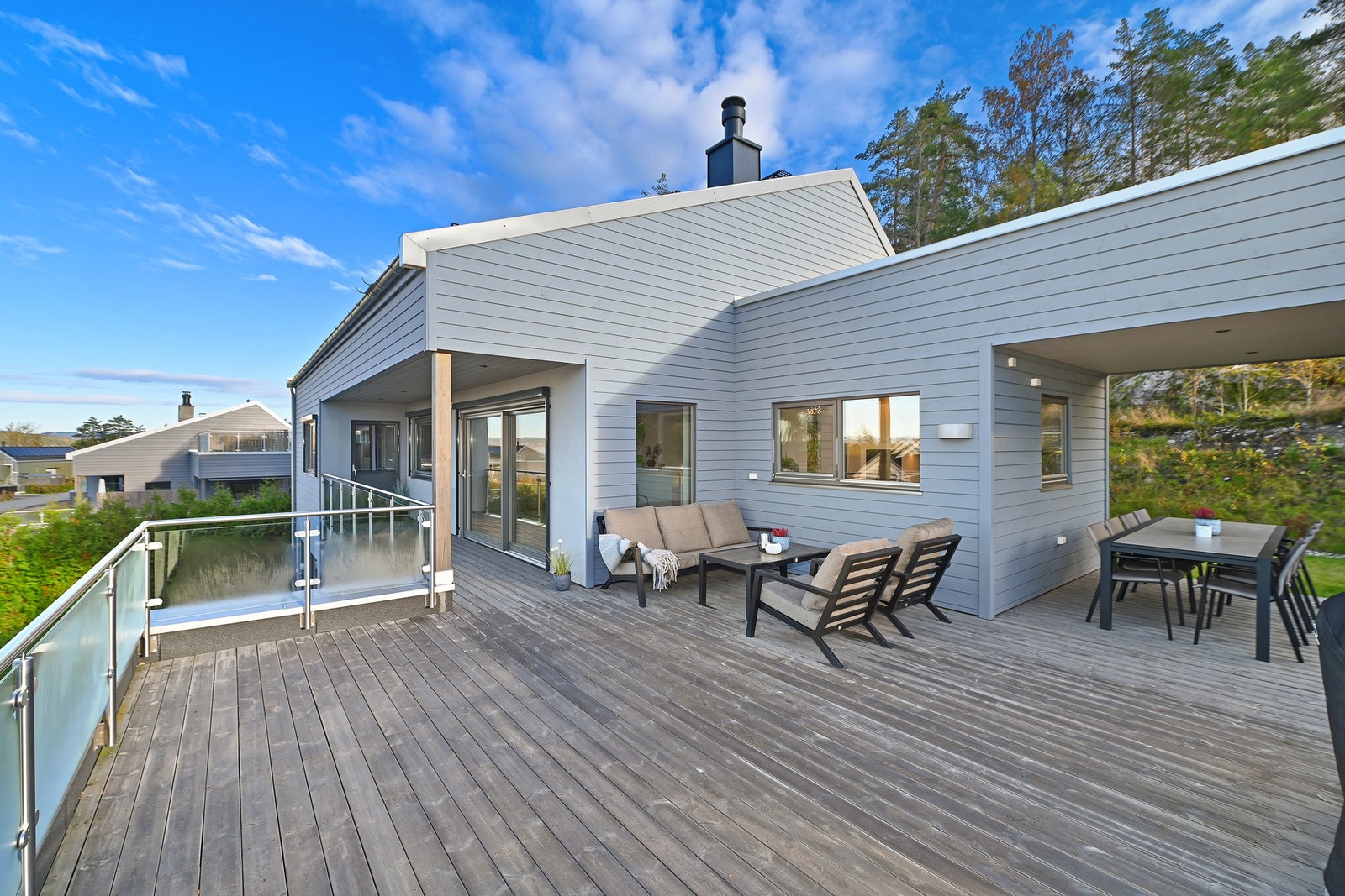 Fra stuen er det direkte utgang til en stor veranda/takterrasse på tilsammen 56 m² - en sjelden og verdsatt forlengelse av oppholdsrommet. Galleribilde