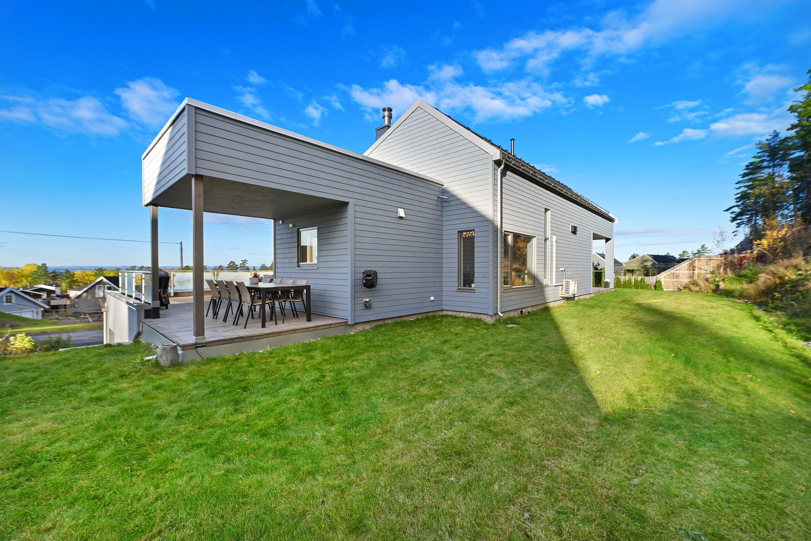 Fra uteplassen har man tilgang til skjermet hage. Galleribilde