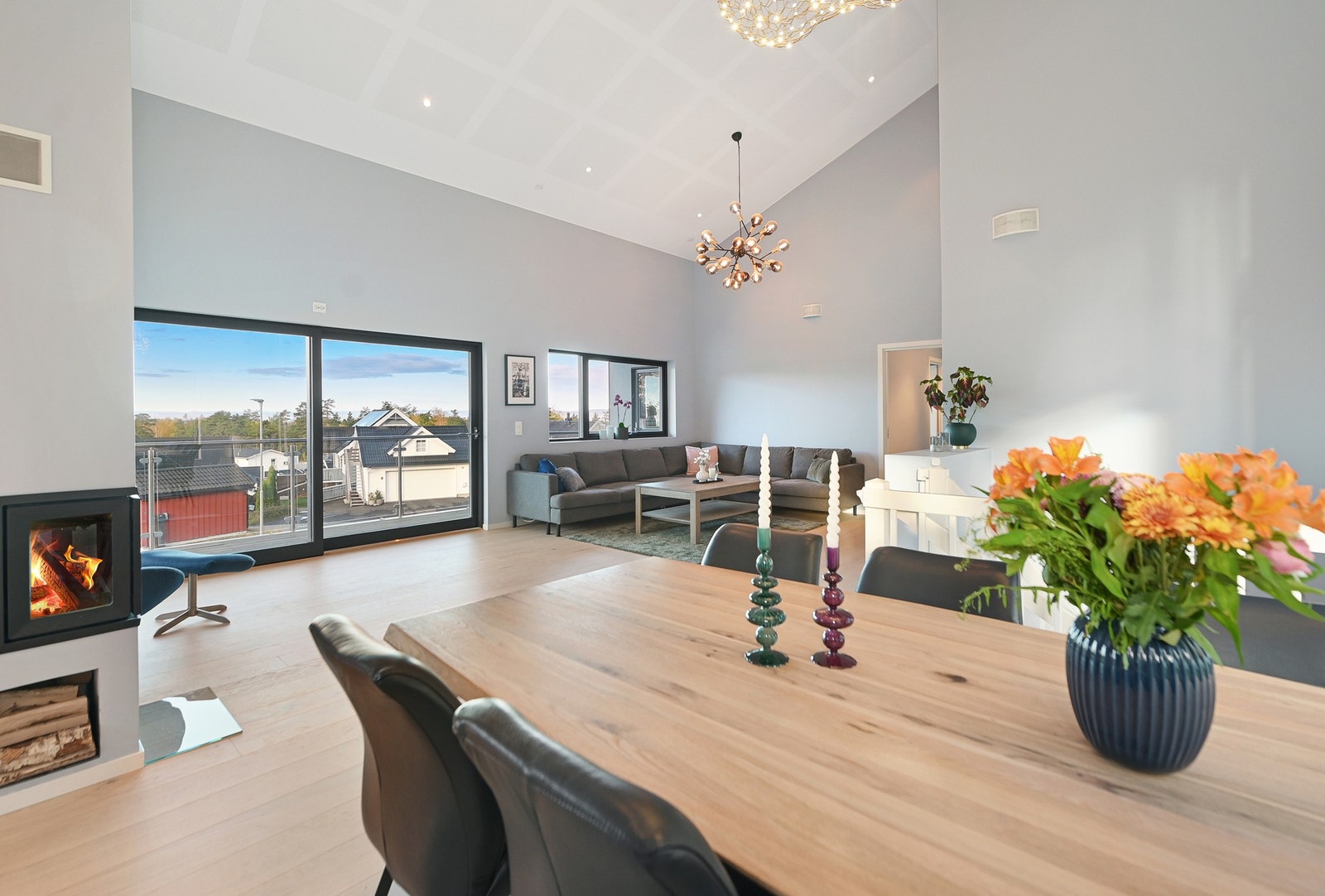 Den romslige takhøyden gir en behagelig atmosfære i rommet. Galleribilde