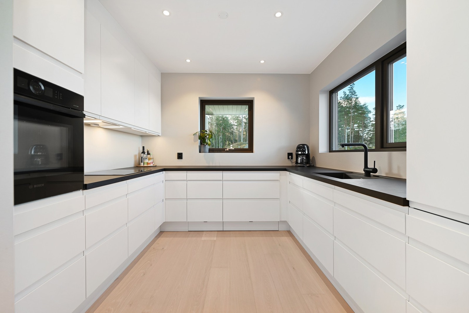 Kjøkkenet er innredet med slette fronter og laminat benkeplate. Integrert komfyr, platetopp, kjøl/fryseskap og oppvaskmaskin. Galleribilde