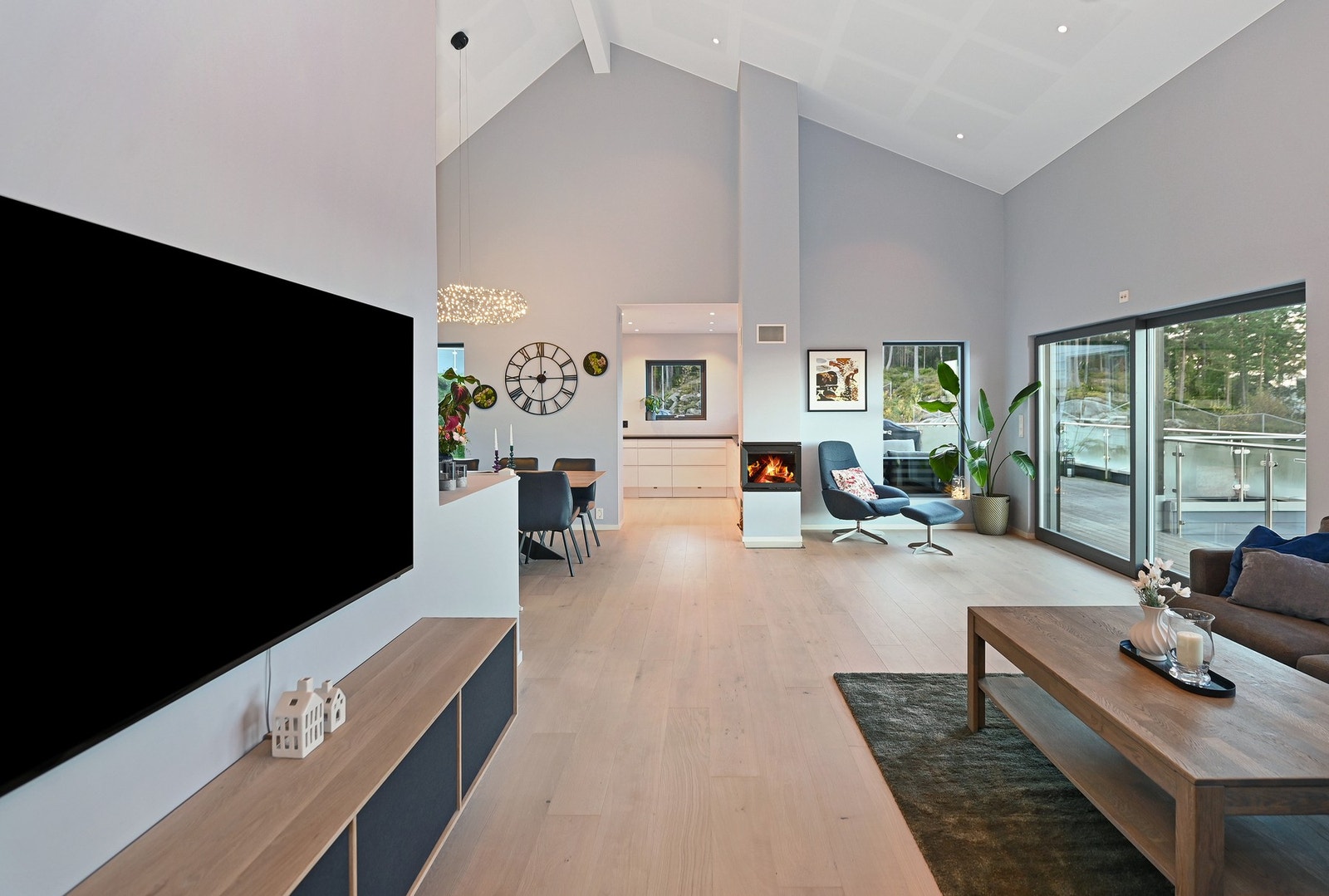 Boligens 1. etasje domineres i all hovedsak av en meget tiltalende stue og et pent kjøkken i åpen løsning med hverandre. Galleribilde