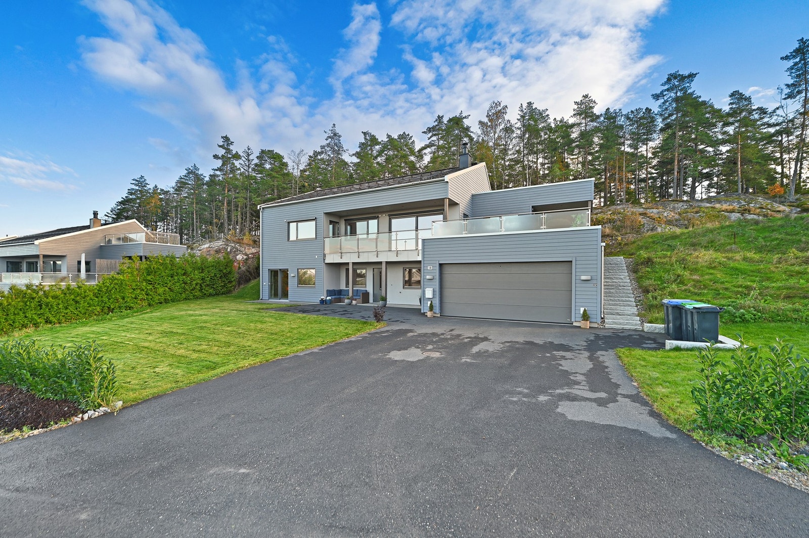 Tyttebæråsen 14 er en strøken enebolig fra 2022, med flott utsikt og høy standard. Galleribilde