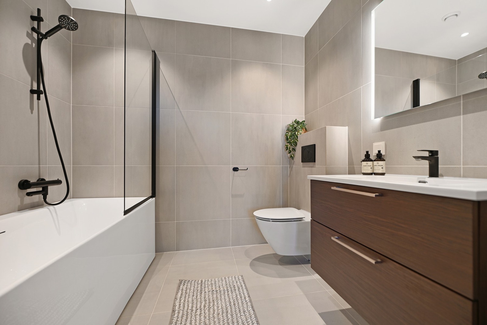 Badet i underetasjen er innredet med med nedfelt servant, veggfestet toalett og badekar med dusjmulighet. Galleribilde