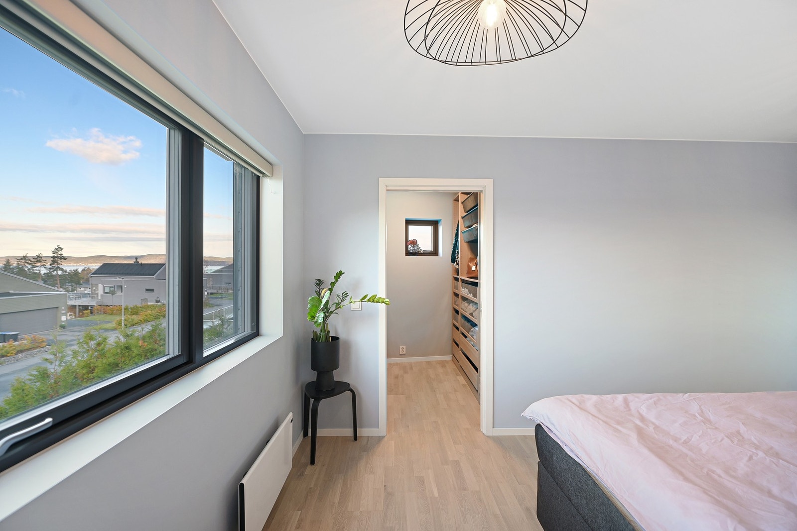 Fra hovedsoverommet har man tilgang til eget omkledningsrom, med god plass til det du trenger av klær, vesker og sko. Galleribilde