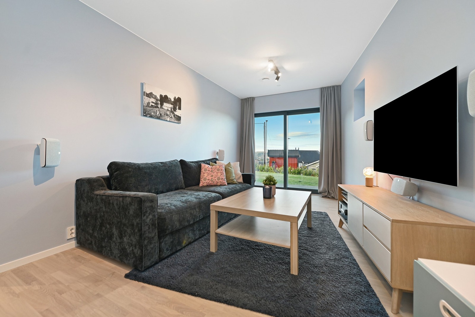 Boligen har totalt 6 soverom. Dette rommet i underetasjen blir benyttet som tv-stue.
Det er terrasse på 10 m² utenfor rommet. Galleribilde