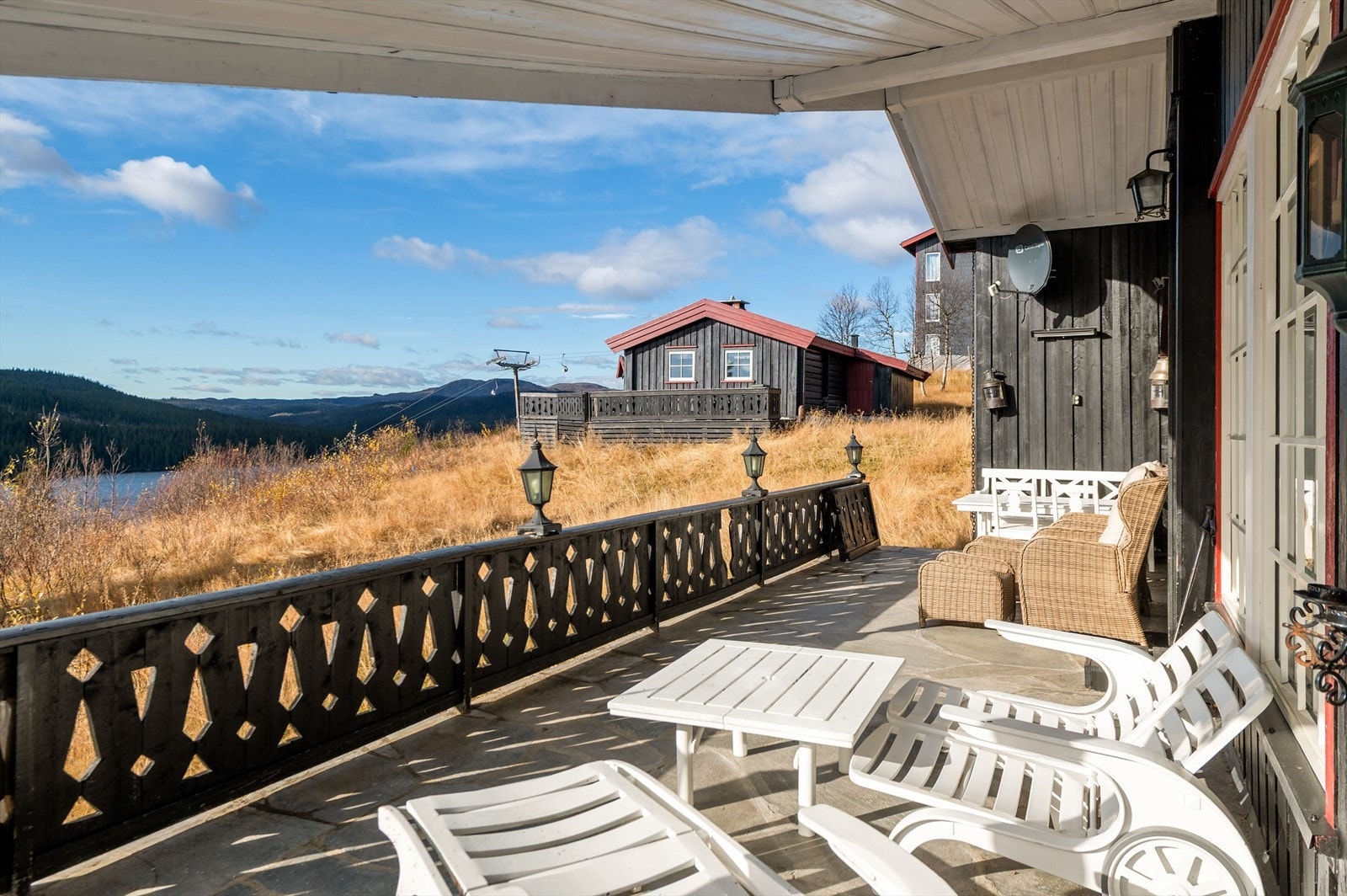 En romslig terrasse som innbyr til hyggelige stunder i frisk luft. Galleribilde