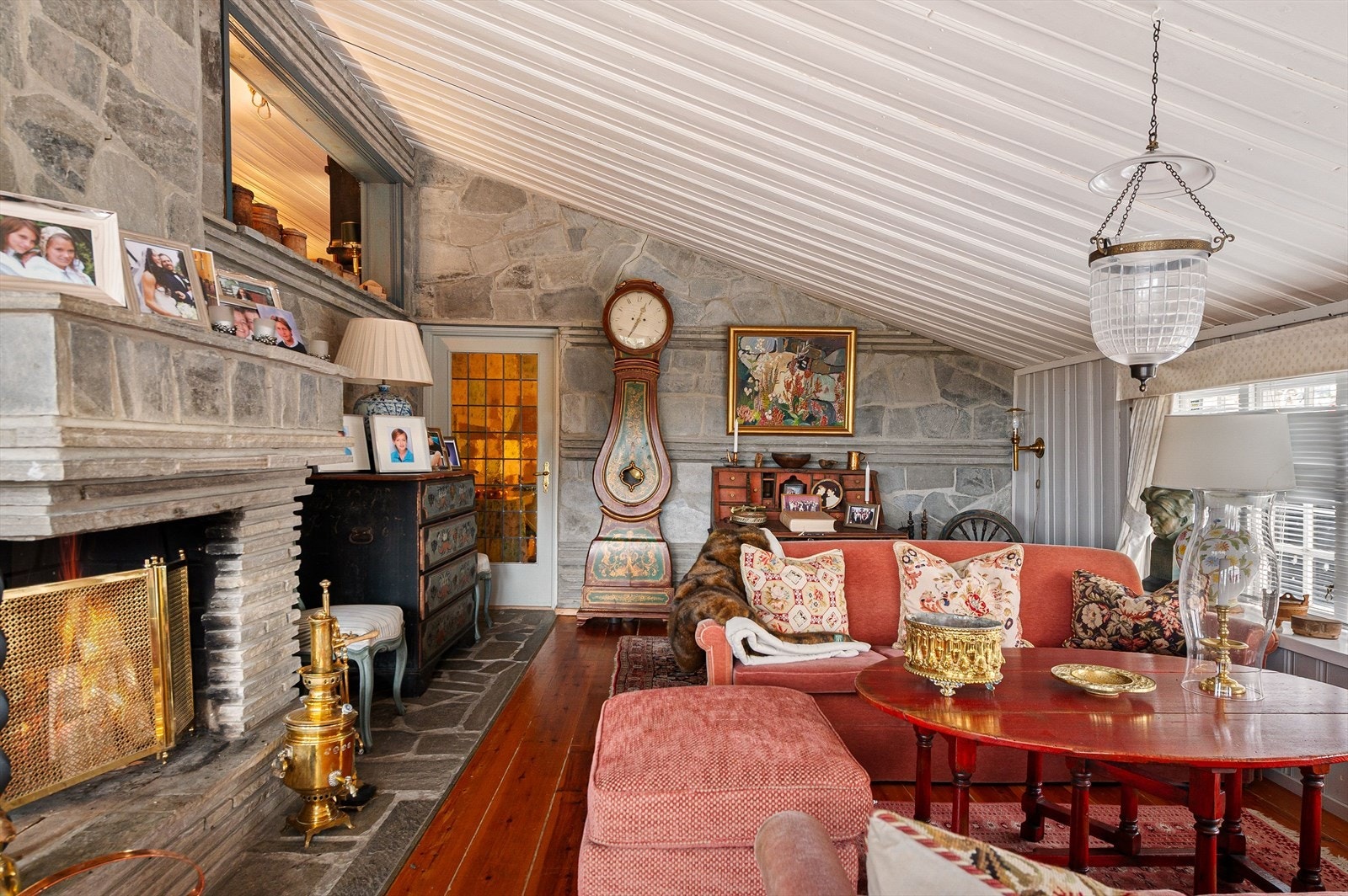 Et rom for ro, varme og gode samtaler ved peisen. Galleribilde