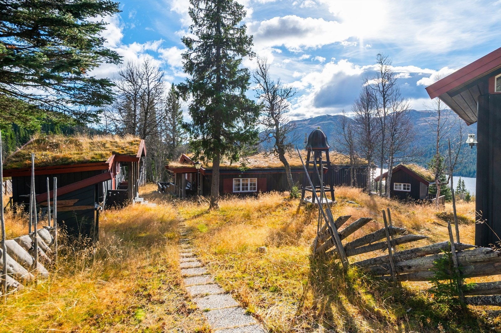Boligen ligger vakkert til i naturskjønne omgivelser. Galleribilde