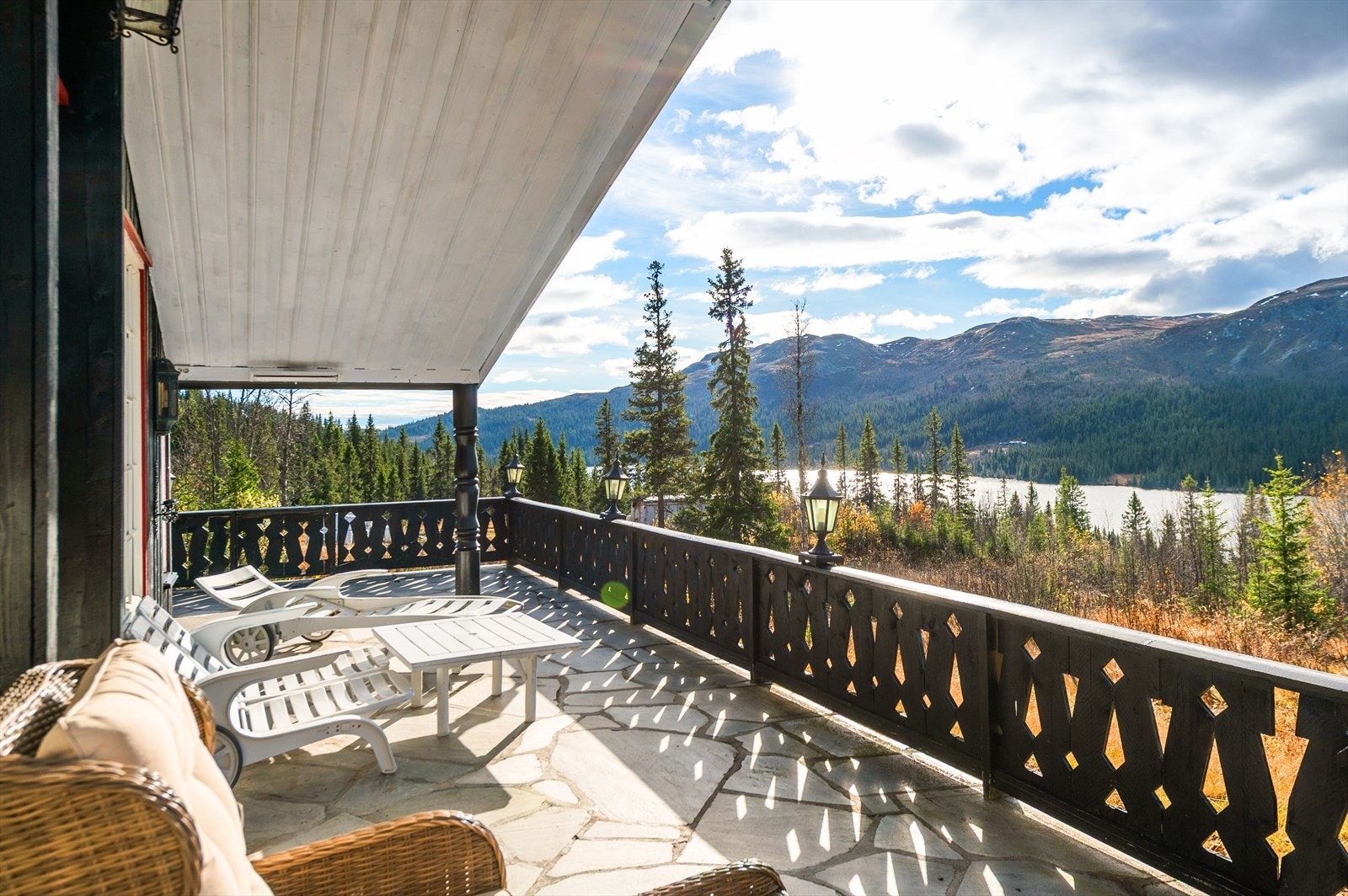 Stor terrasse med solrike forhold og panoramautsikt til vann og fjell. Galleribilde