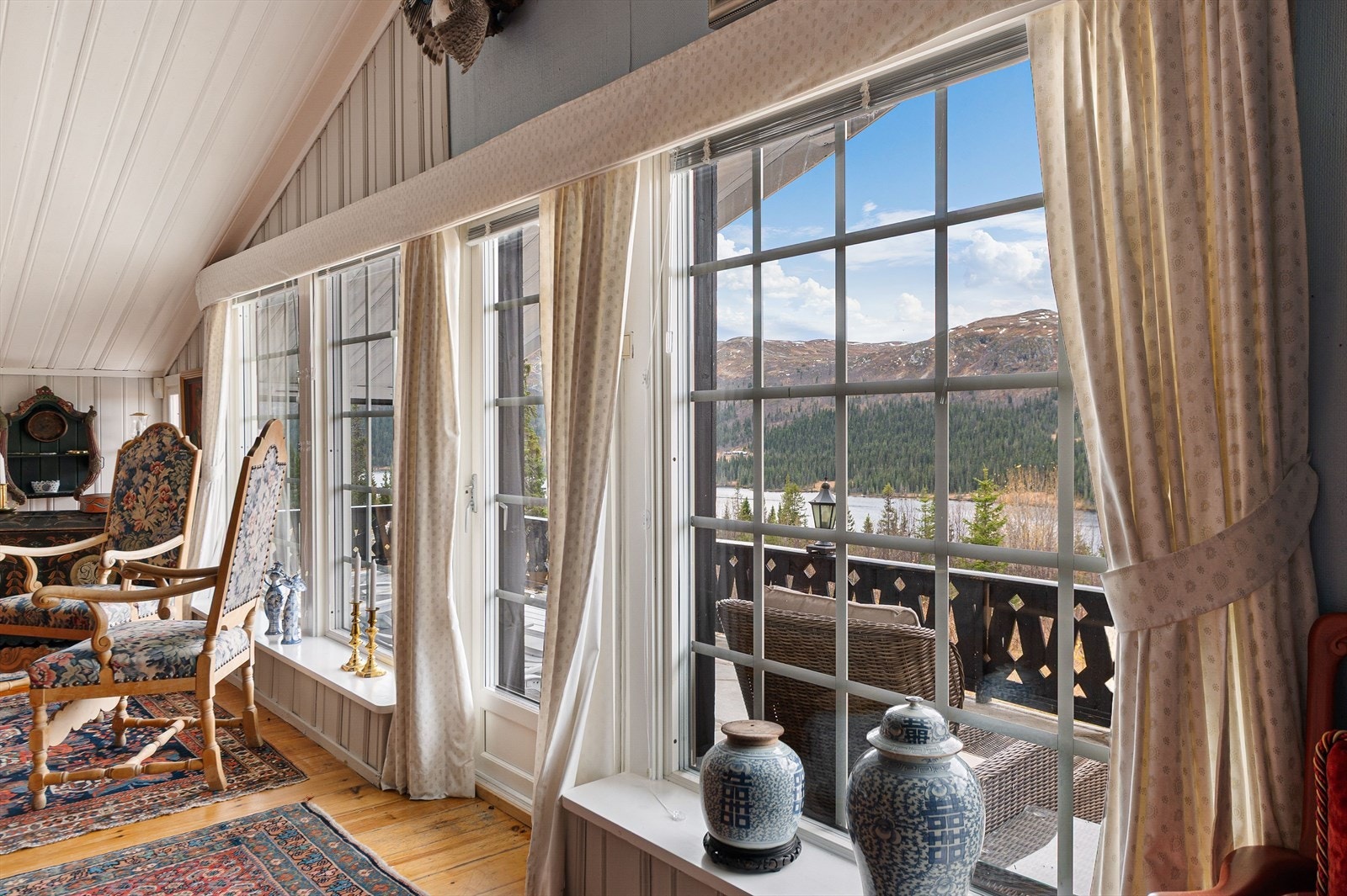 Fra stue/spisestue er det utgang til romslig terrasse. Galleribilde