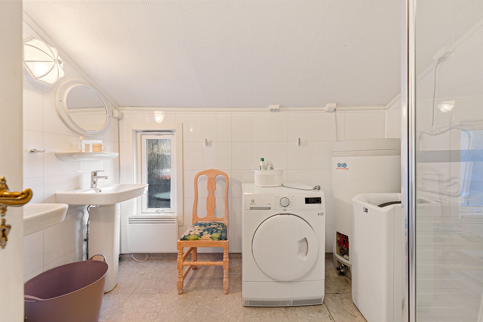 Bad/vaskerom på nedre plan pusset opp i 2019. Galleribilde