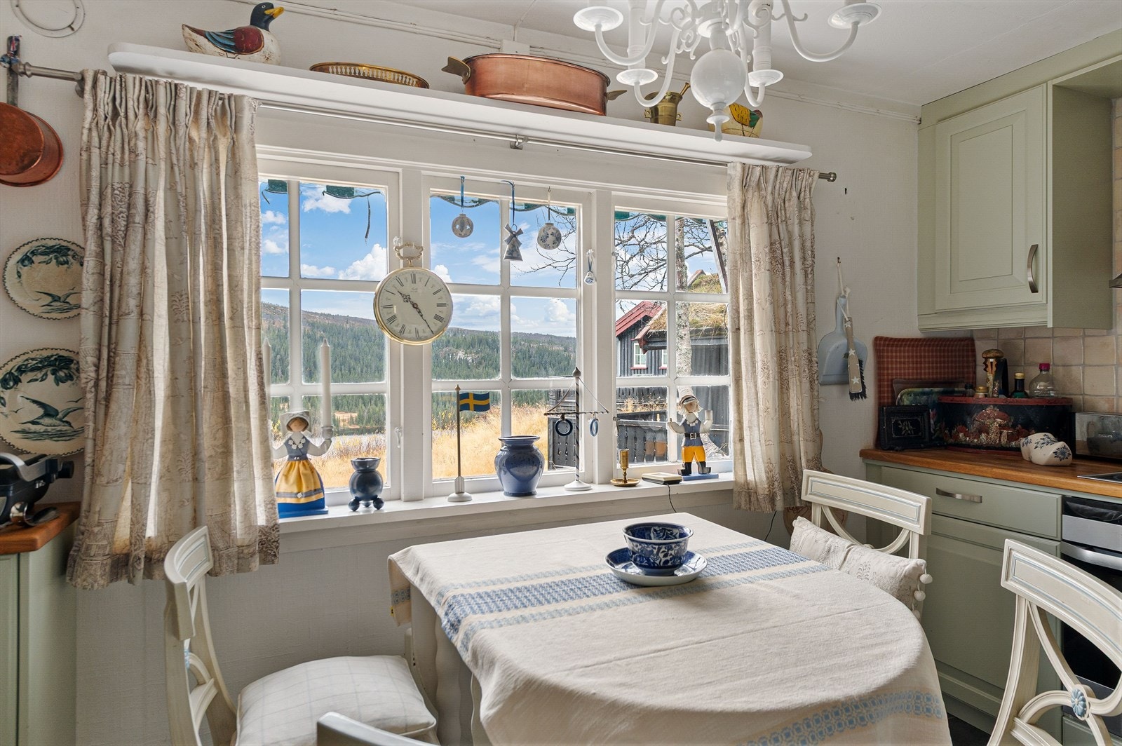 Start dagen med fjellutsikt og naturens ro rett utenfor kjøkkenvinduet. Galleribilde