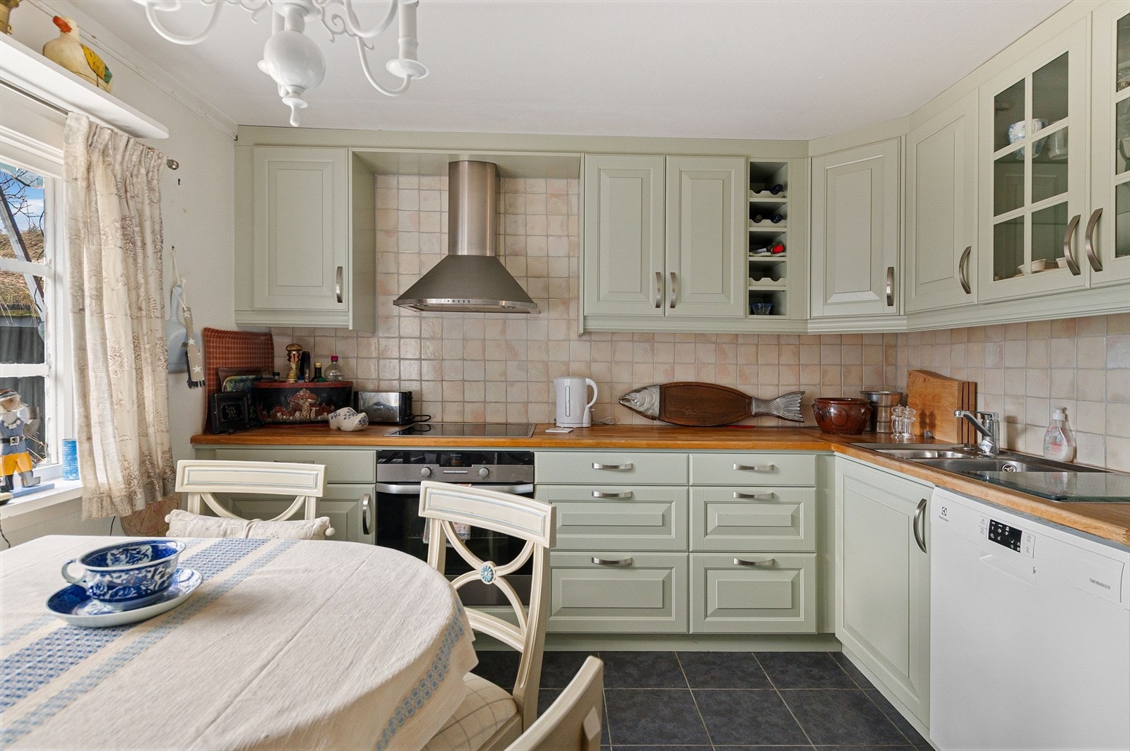 Kjøkkenet har integrert kjøl/fryseskap, oppvaskmaskin, platetopp og stekeovn. Galleribilde