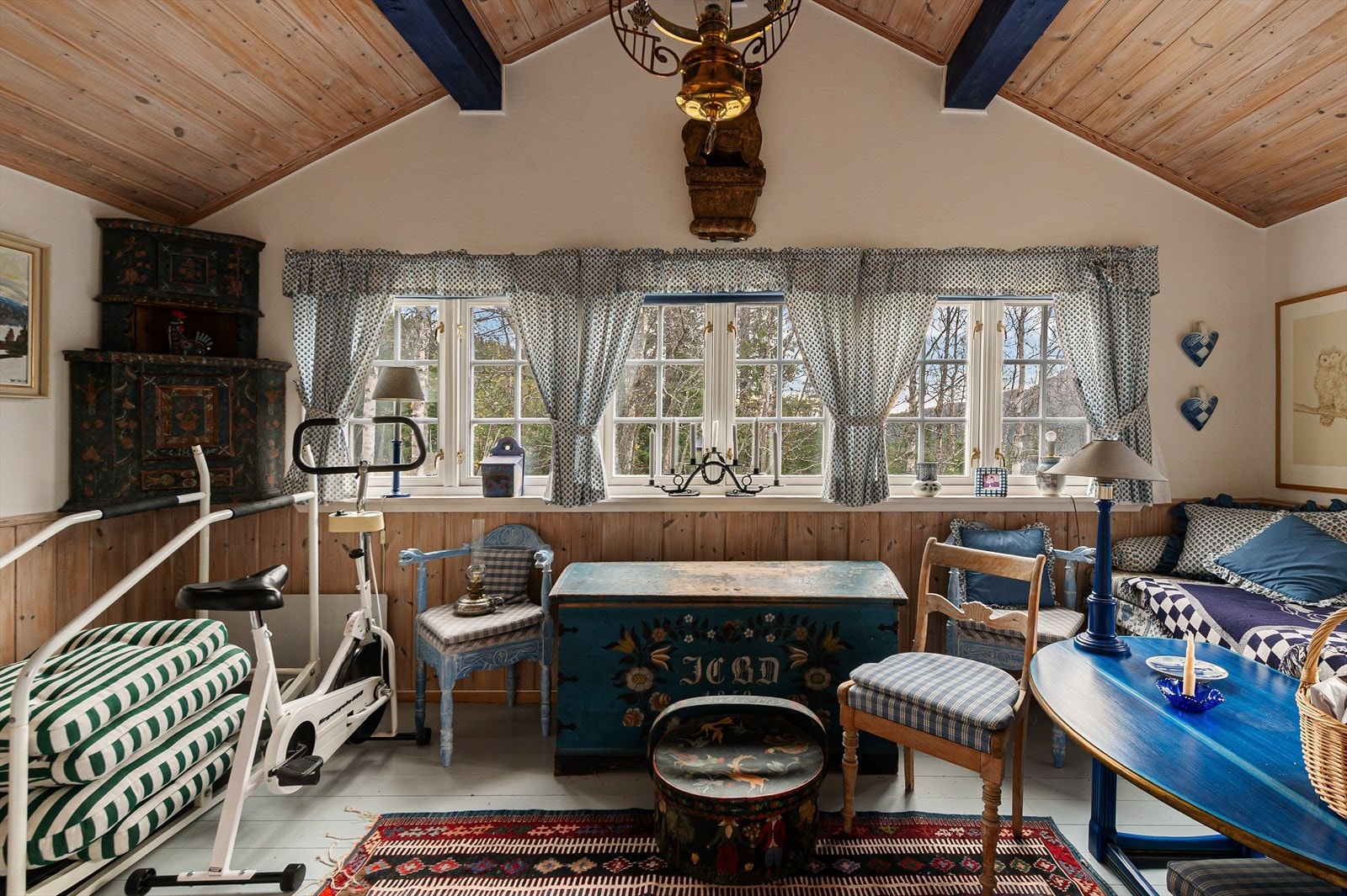 Fra soverom 1 er det utgang til en koselig utestue. Galleribilde