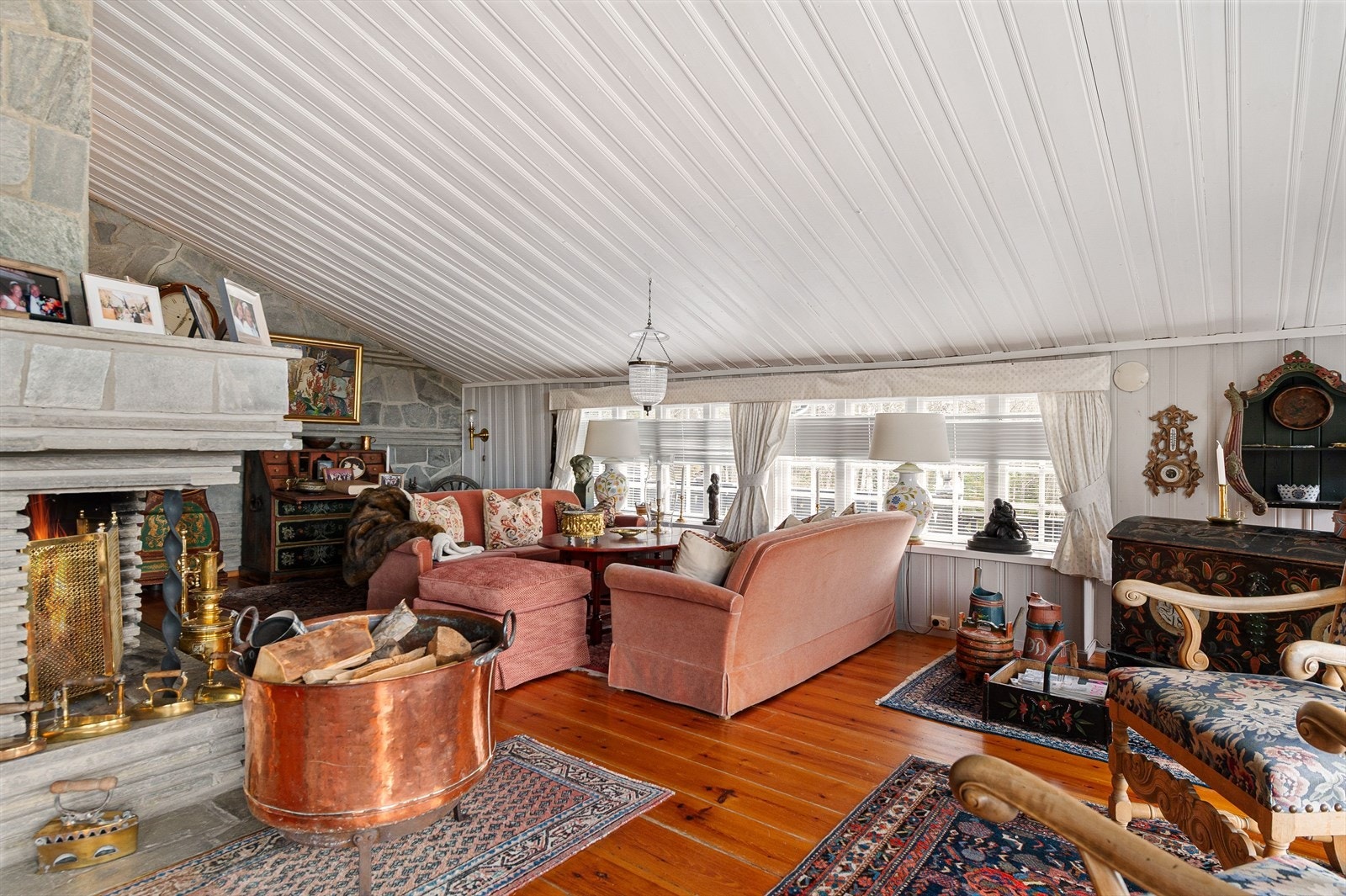 Romslig og innbydende peisstue. Galleribilde