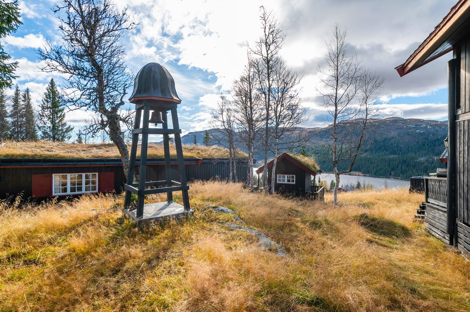 På eiendommen står det et klokketårn. Galleribilde