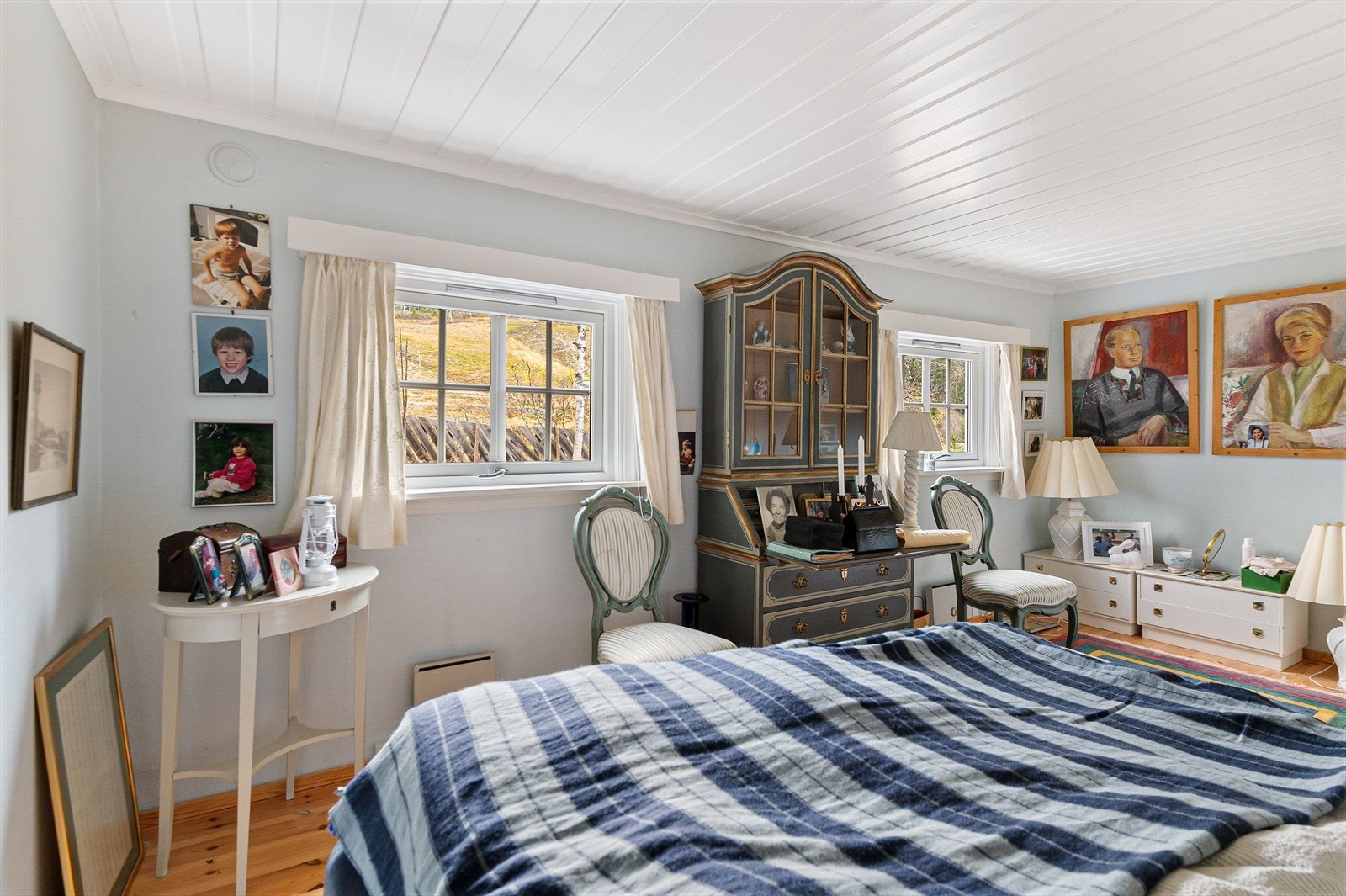 Lyst og romslig soverom med god plass til både seng og andre møbler. Galleribilde