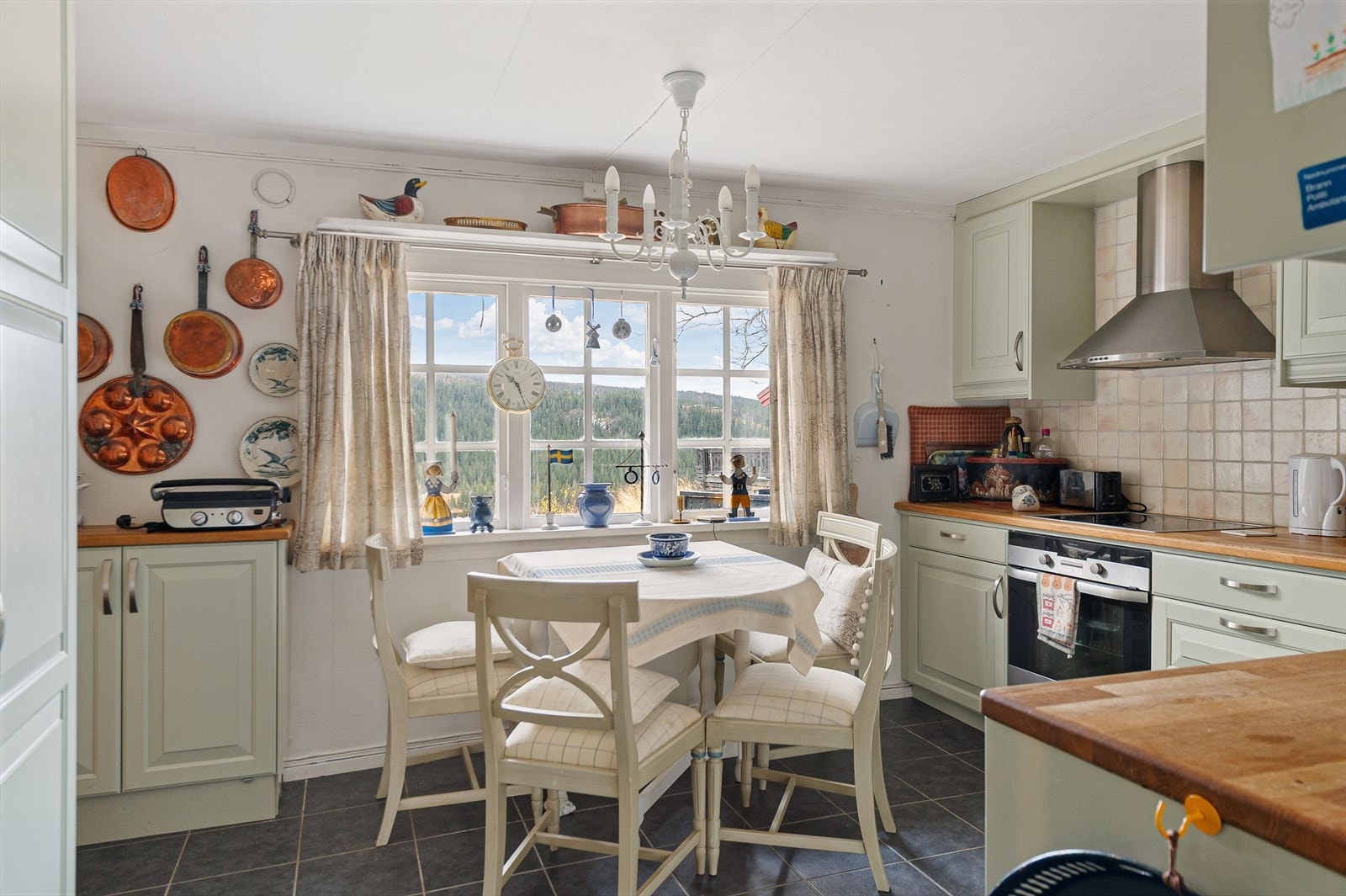 Lyst og innbydende kjøkken fra 2010. Galleribilde