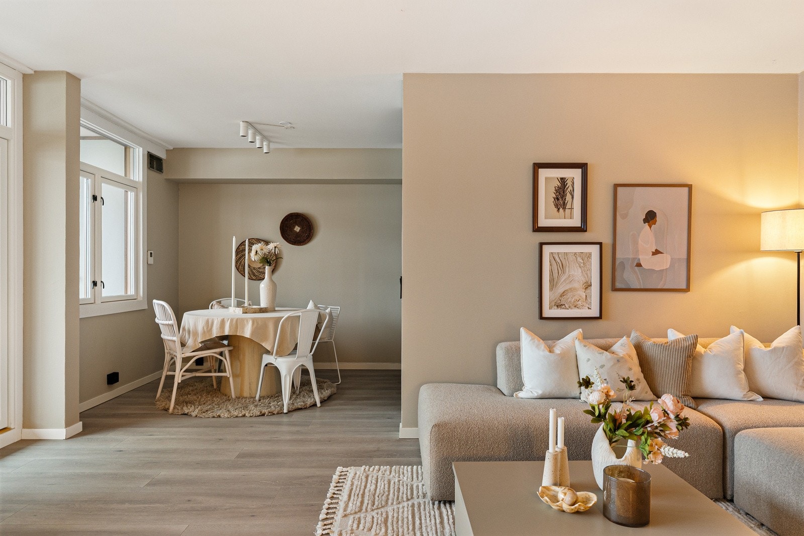 Siden 2020 er det blitt gjort omfattende oppussingsarbeider, og bare den siste måneden er vegger malt i en nydelig, beige farge. Galleribilde