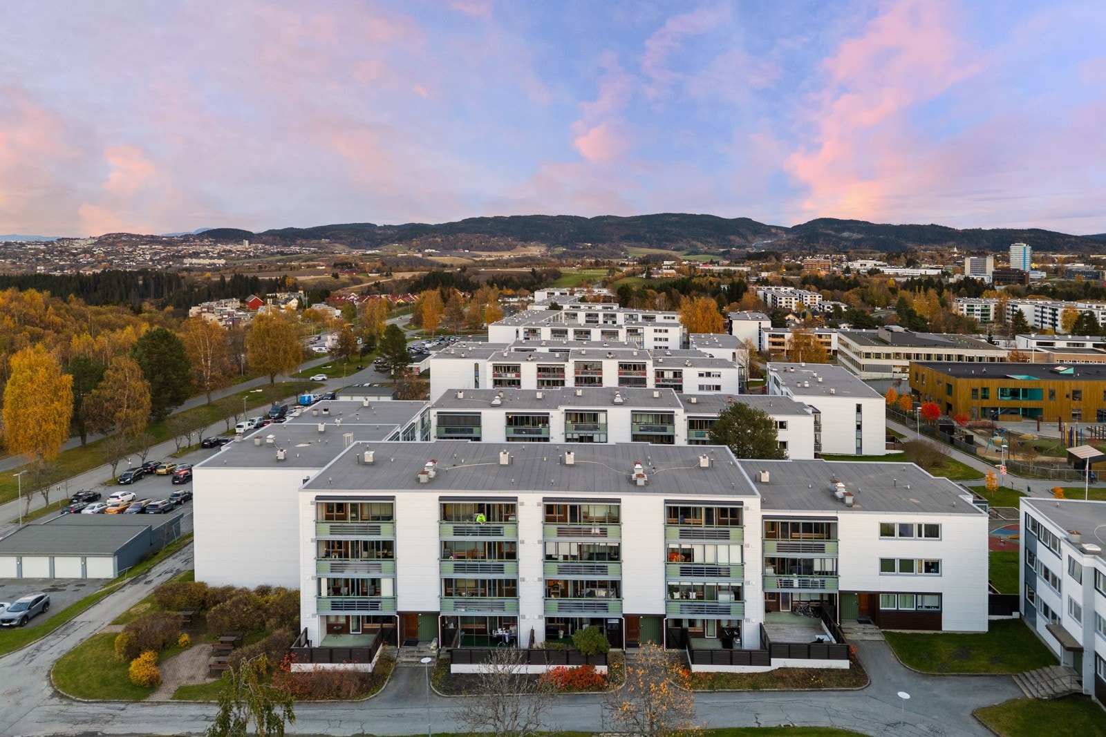 Leiligheten er en opprinnelig 4-roms leilighet, som i 2023 ble gjort om til 5-roms ved at ett soverom ble delt opp. Leiligheten befinner seg forøvrig i byggets tredje etasje. Galleribilde