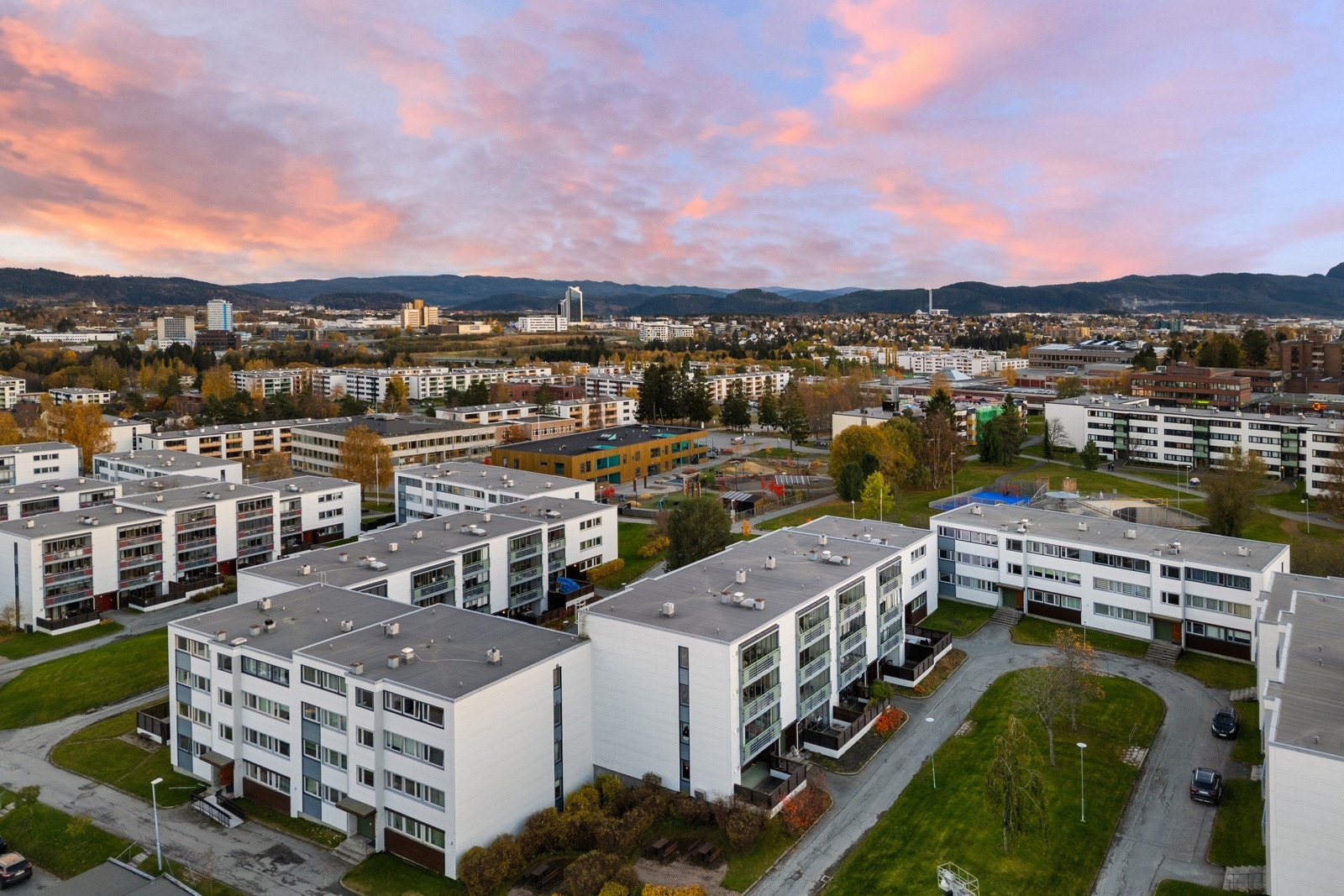 Leiligheten er en del av Kolstadflaten borettslag - et populært og barnevennlig nabolag med nærhet til alt. Borettslaget består av 481 leiligheter fordelt over 6 tun. Galleribilde