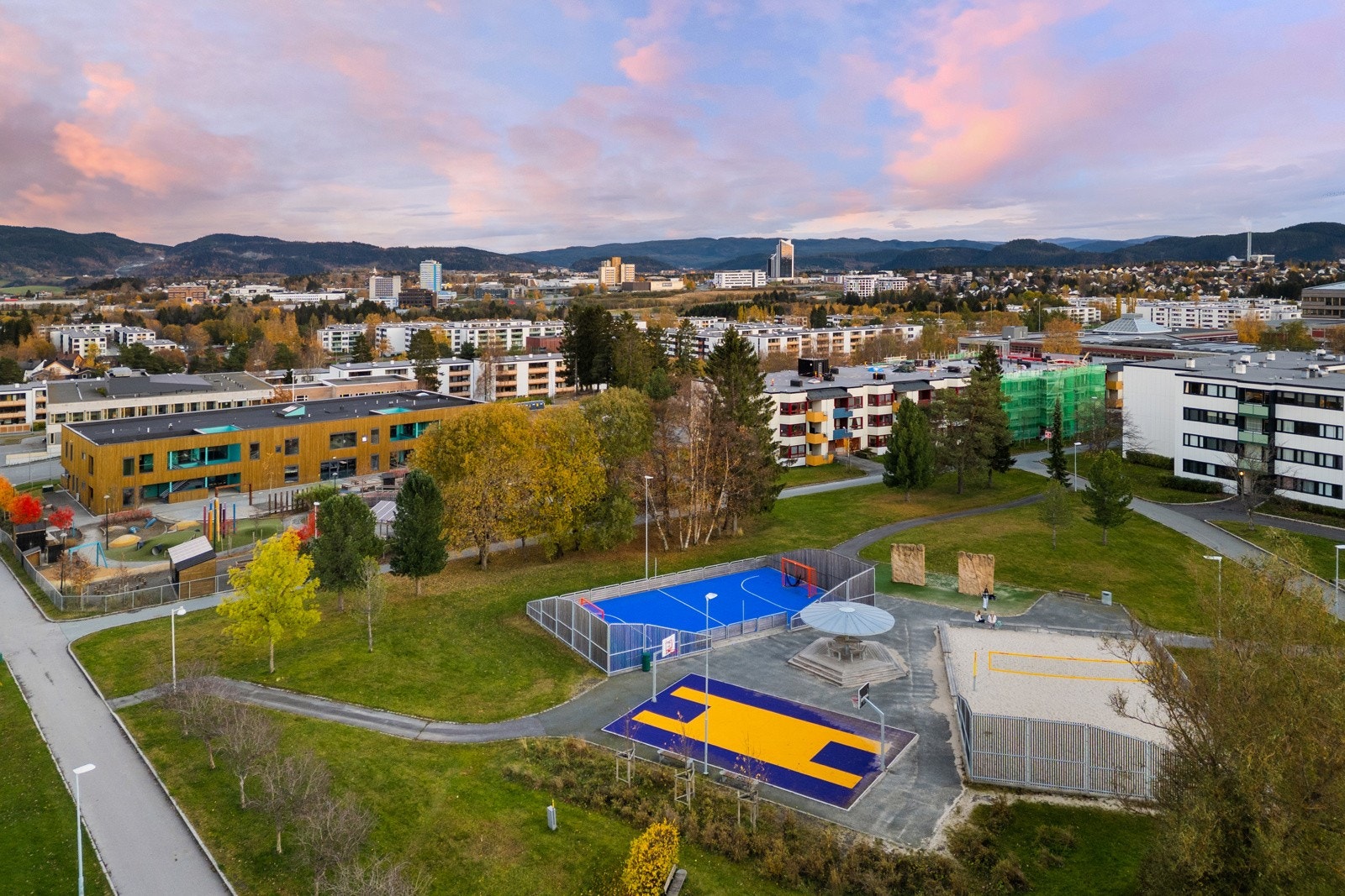 Bydelsparken består av en basketballbane, volleyballbane og en ballbinge. Et populært samlingssted for de unge. Galleribilde