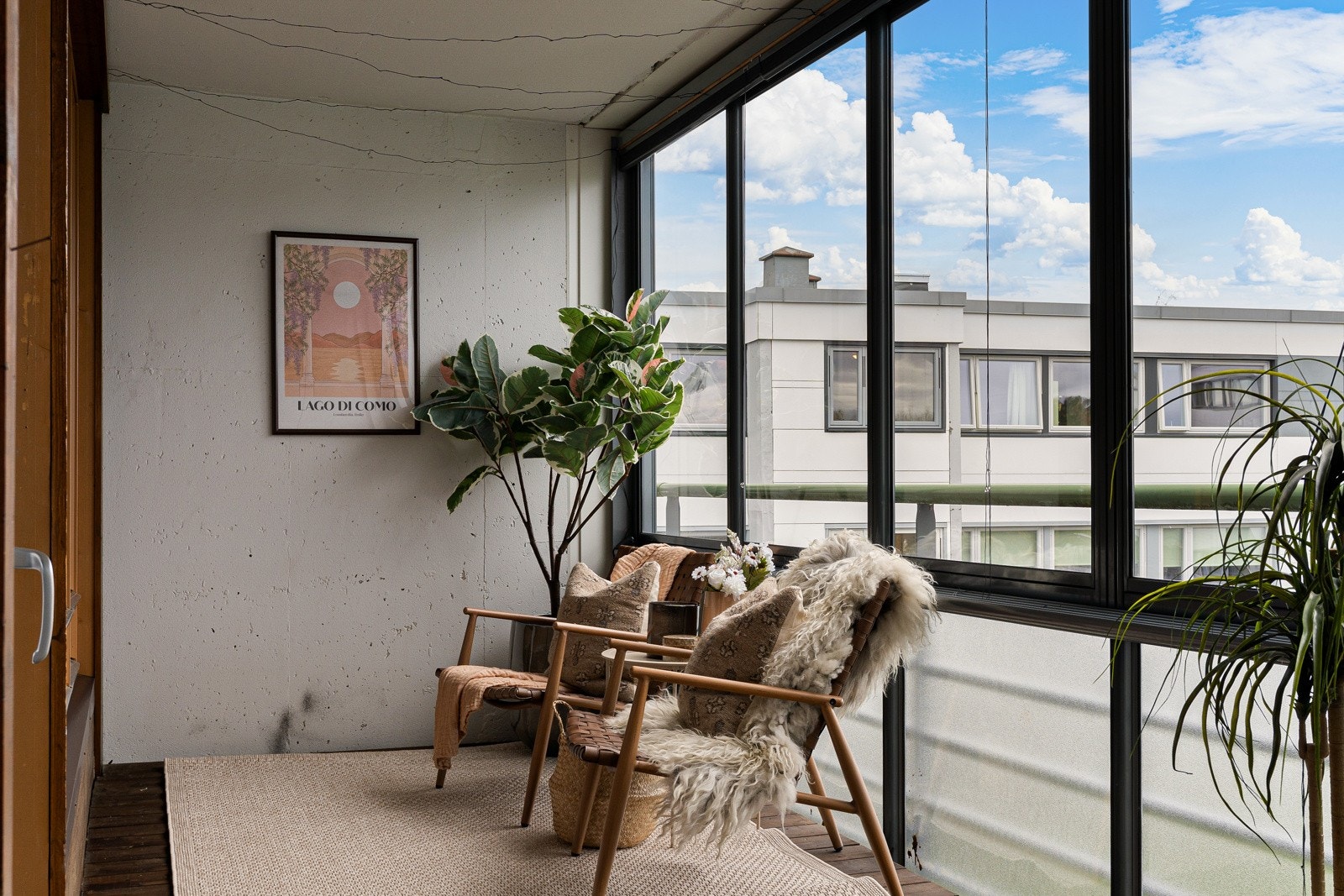 Fra stuen har man tilgang på en inglasset balkong på ca. 12 kvm. Her kan man nyte lange sommerkvelder og om man ønsker, kan man åpne glassene og dra de til sides. Galleribilde