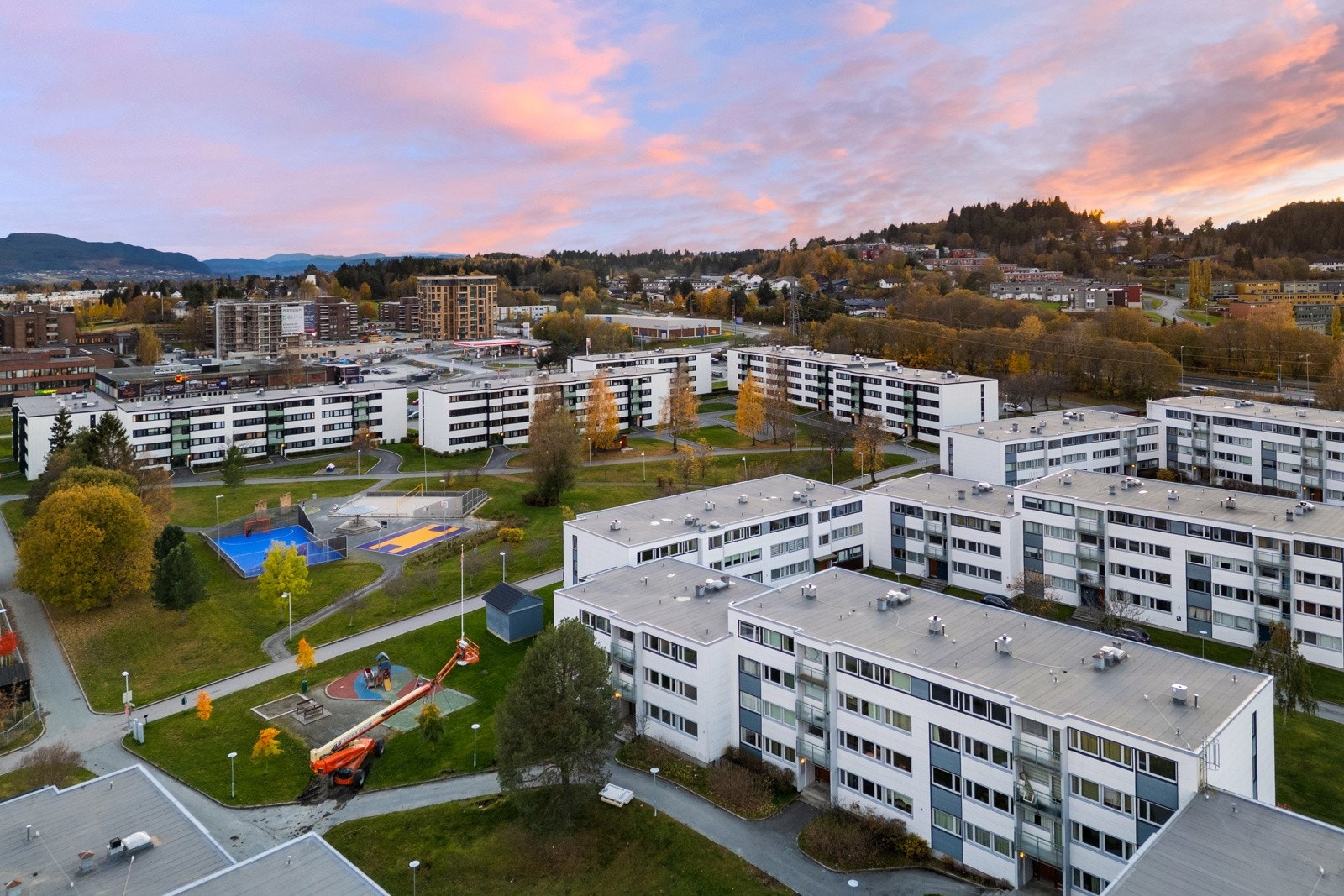 Borettslaget er pent opparbeidet med lekeplasser, en bydelspark like utenfor døren og trygge, bilfrie internveier som man kan benytte når man skal levere barna på skole/barnehage, eller om man skal komme seg til dagligvarebutikken eller bussholdeplassen. Galleribilde