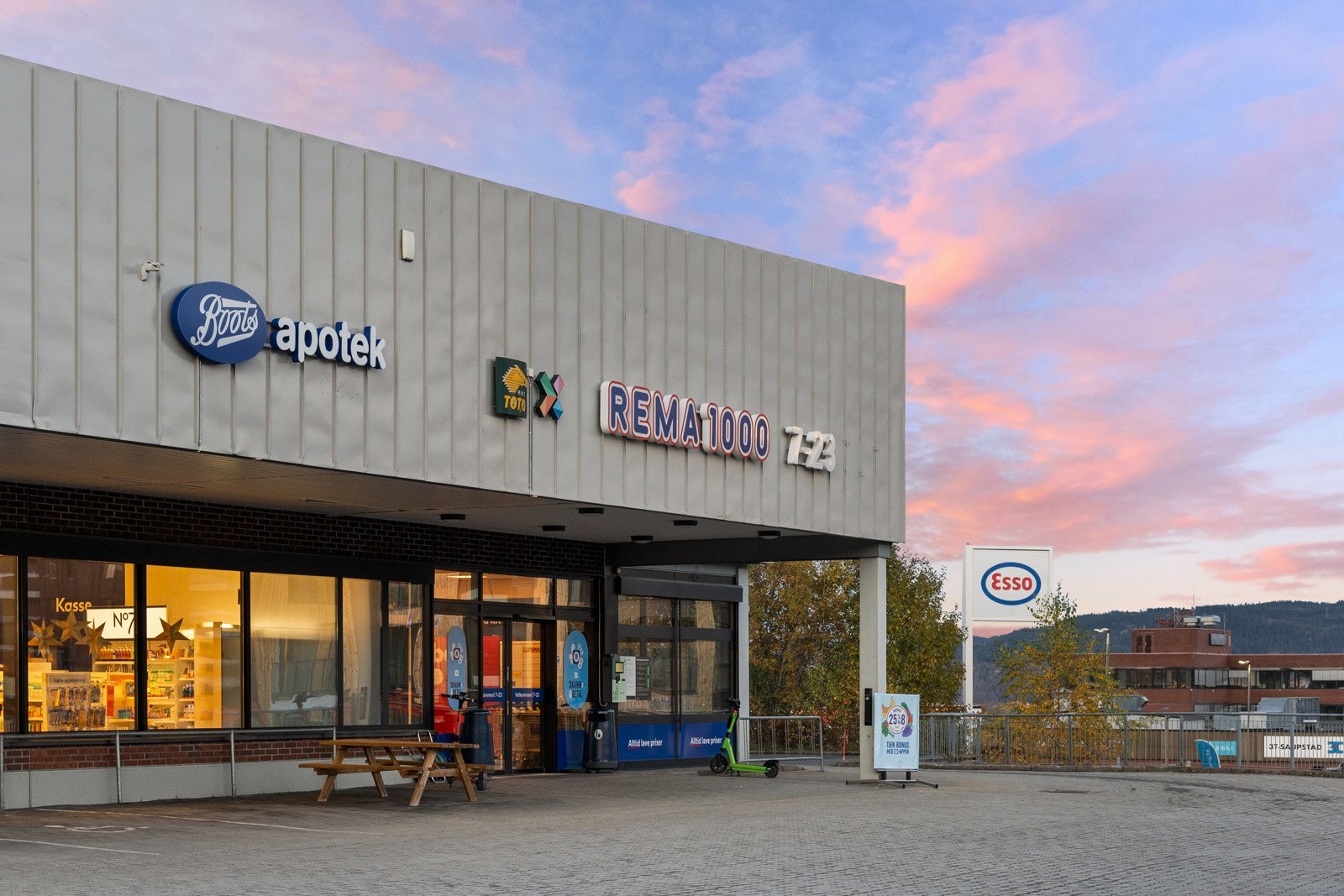 Saupstad Torg er under konstruksjon, og vil ved ferdigstillelse tilby ulike serveringsplasser og funskjoner. I mellomtiden har man tilgang på Rema 1000 og Coop Extra. Samt flere andre servicefunksjoner. Galleribilde