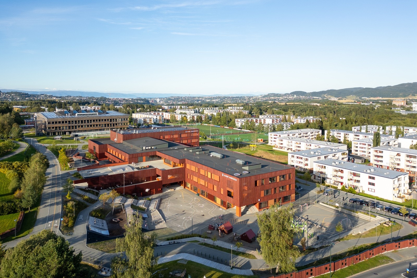 Huseby barne- og ungdomsskole ligger kun en kort spasertur fra boligen og nås enkelt via internveier og bro over "saupstadringen". Ingen fare for kjøretøy når de ferdes til og fra skolen. Galleribilde