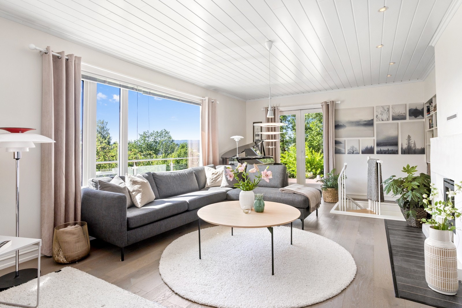 Innvendig er alle rom med gulv, tak og vegger pusset opp i perioden 2004 til 2021 og framstår i en elegant tidsriktig fargepalett Galleribilde