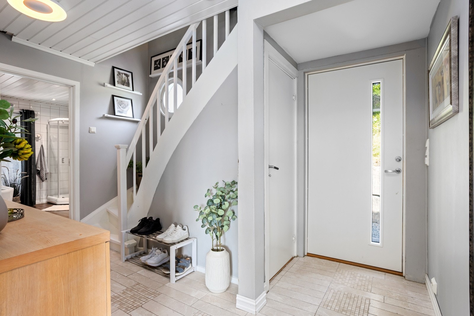 Entré / trappegang til 2. etasje Galleribilde