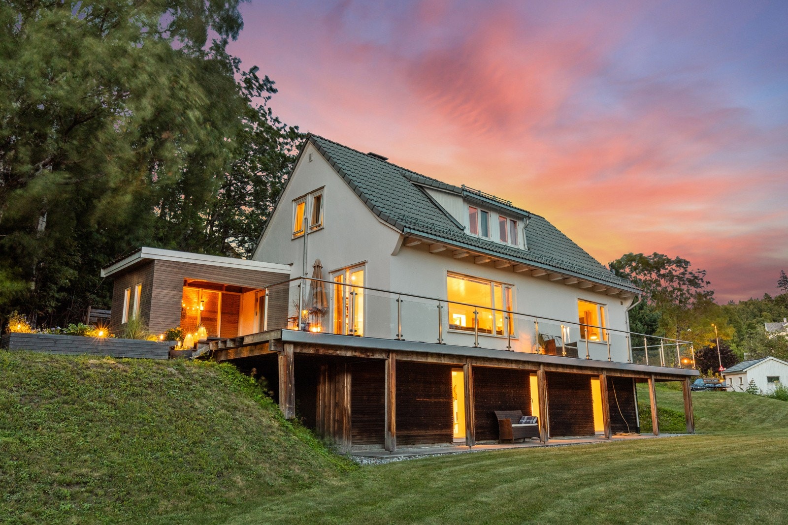 Solrik familieidyll med panoramautsikt og stor, usjenert tomt - et drømmehjem på barnevennlige Røkeberg Galleribilde