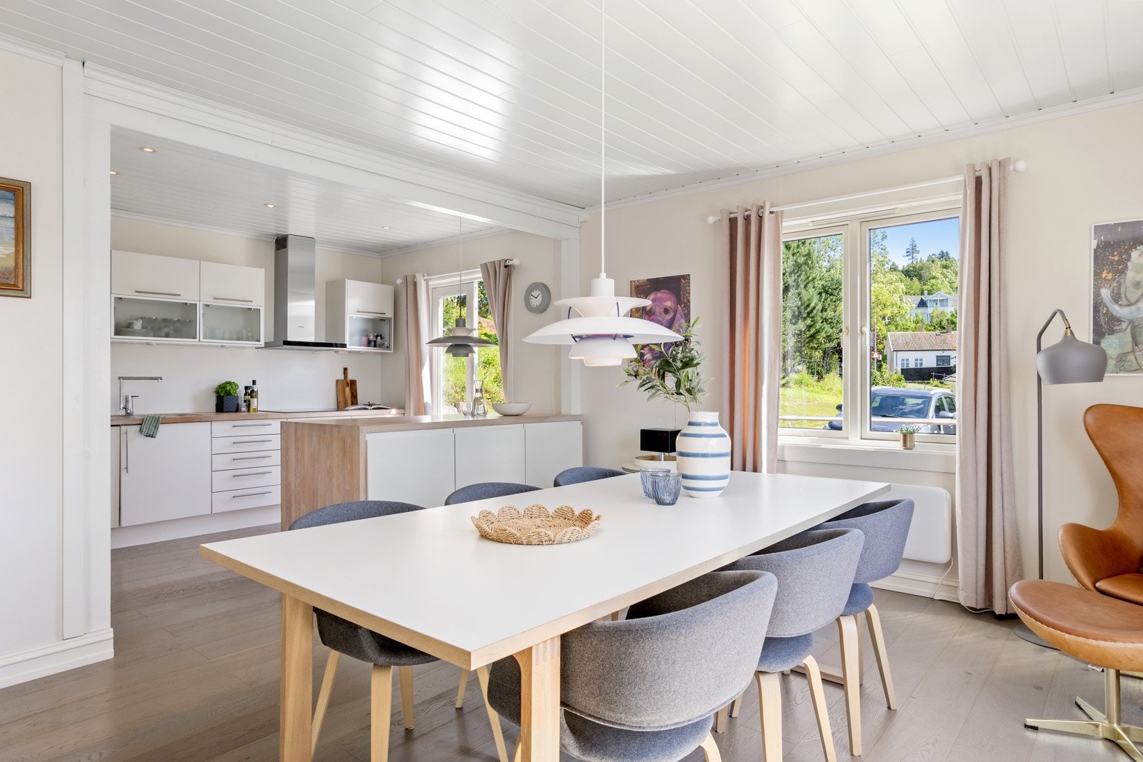 God plass til både kjøkkenøy og spisestue Galleribilde