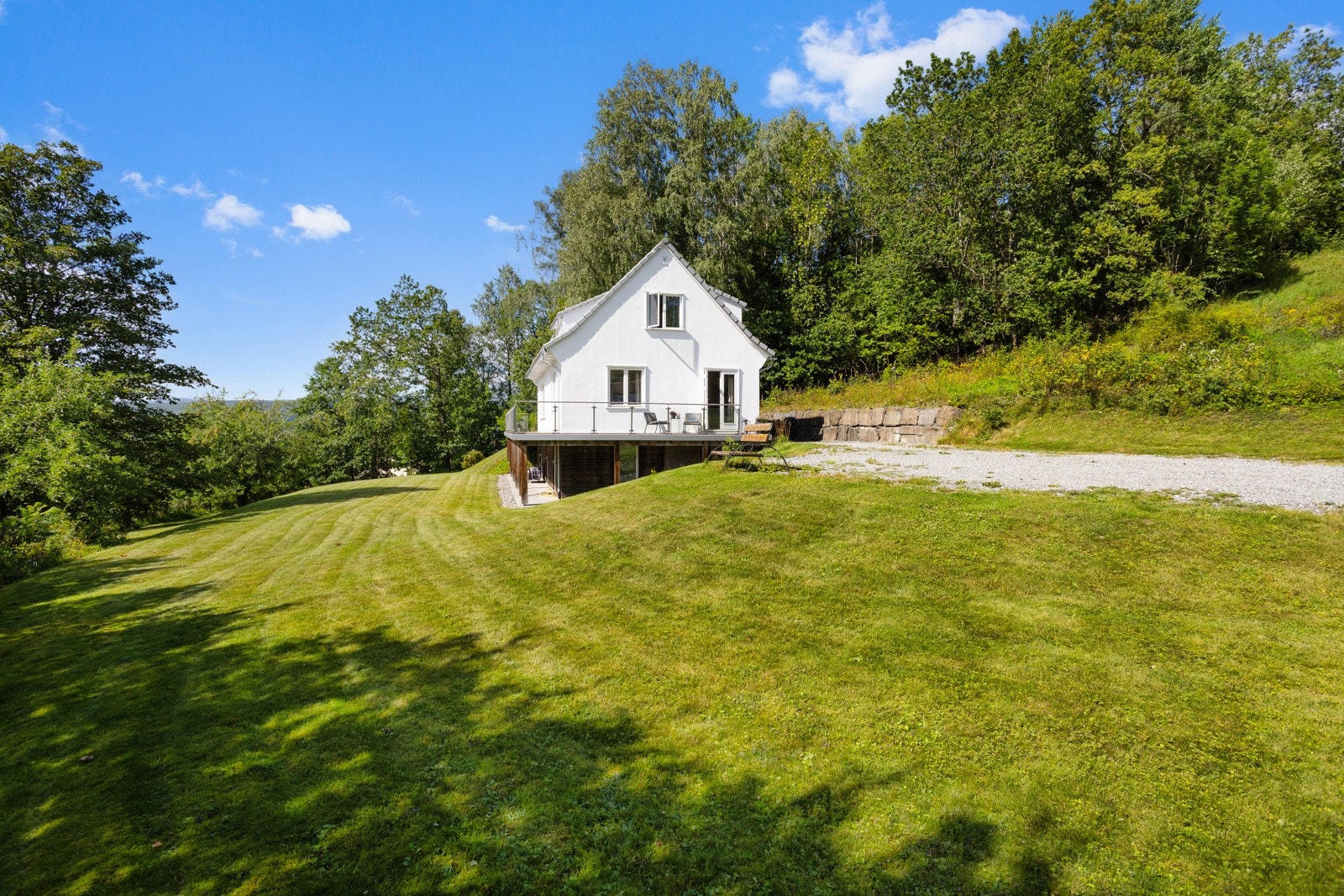 Det hvite huset med den grønne hagen Galleribilde