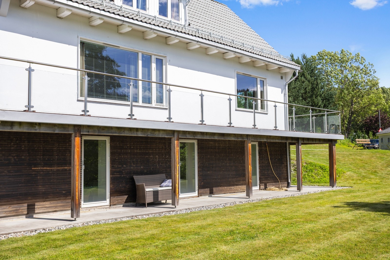 4 utganger til platting og hage fra underetasjen Galleribilde