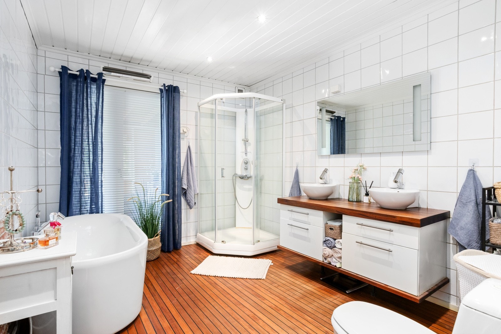 2 klassiske bad | i hovedetasjen et delikat baderom med varmekabler | dusjkabinett og badekar | dobbelvask | Allessi kraner | natet teakgulv Galleribilde