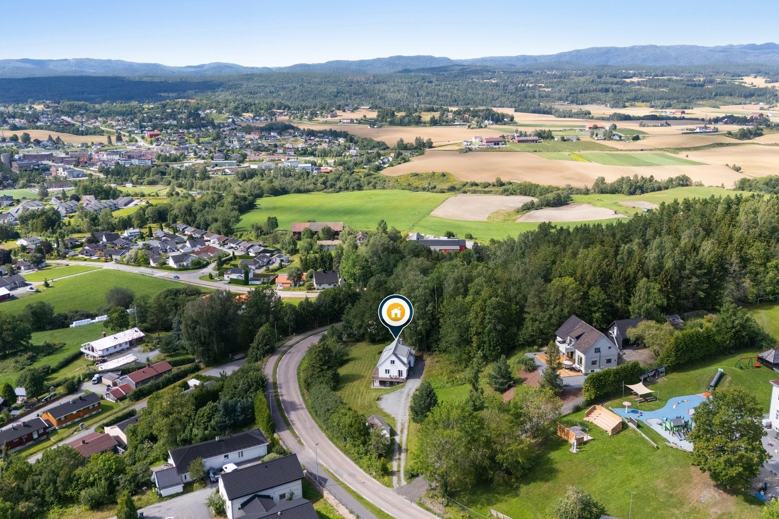 Landlig og tilbaktrukket med vakker utsikt mot landlige områder, Eikerbygdene og Kongsberg Galleribilde