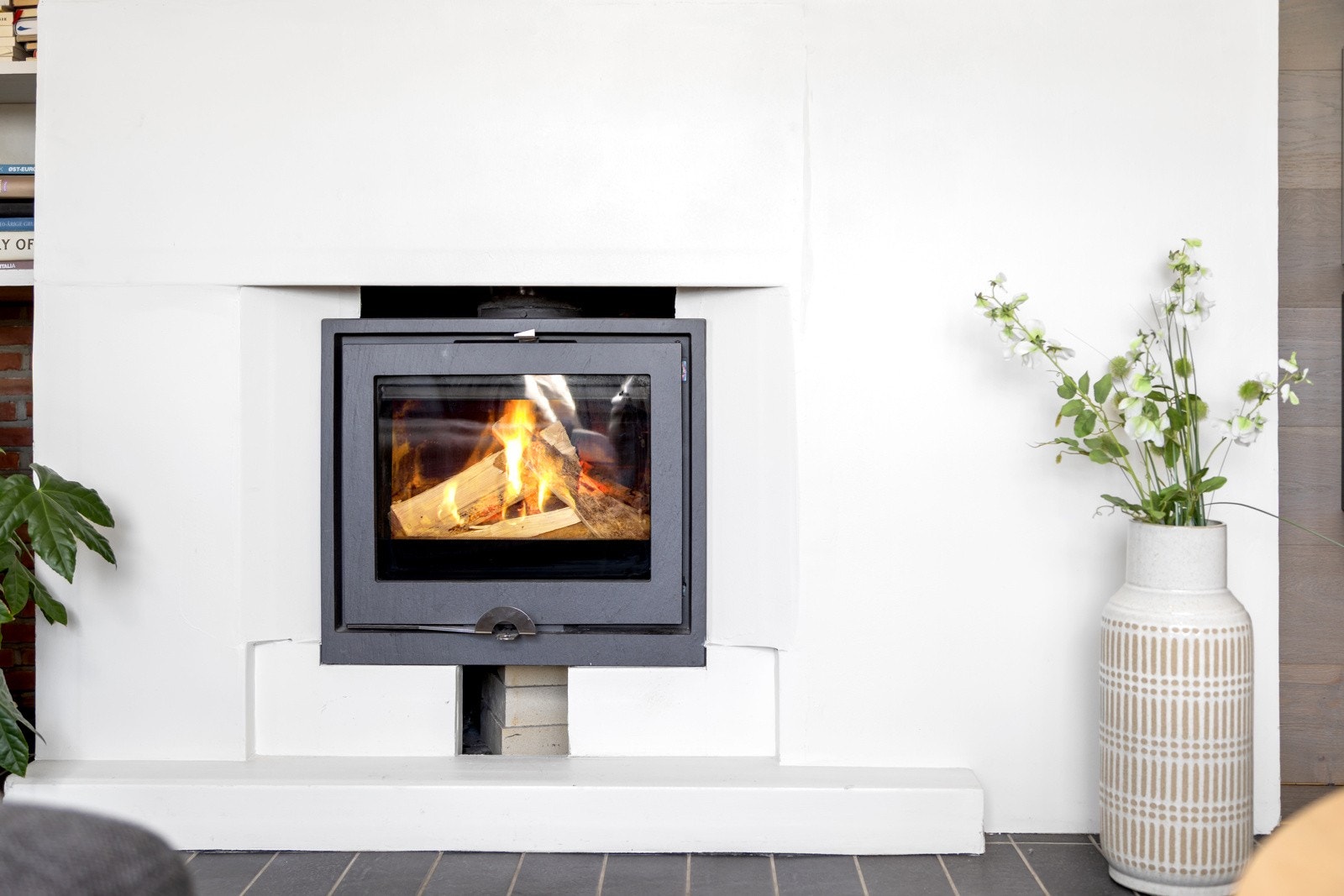 Det varmer fra peisovnen.. Galleribilde