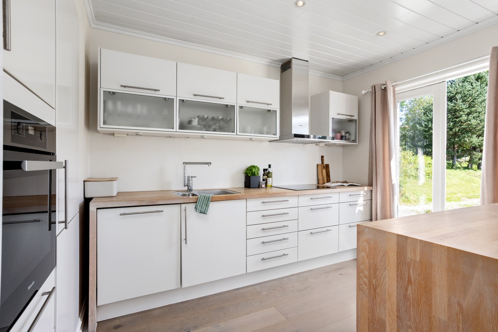 Miele komfyr, Boch induksjonstopp, AEG kjøleskap og oppvaskmaskin Galleribilde