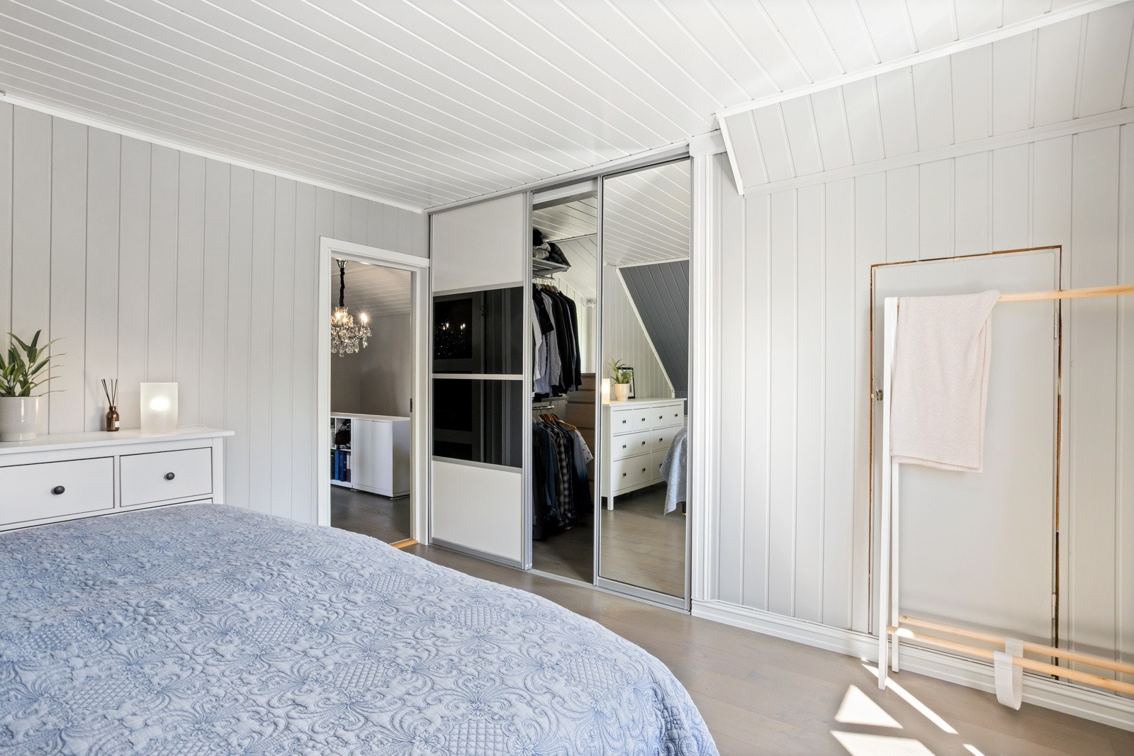 Soverom 1 med speilgarderobe / walk-in closet Galleribilde