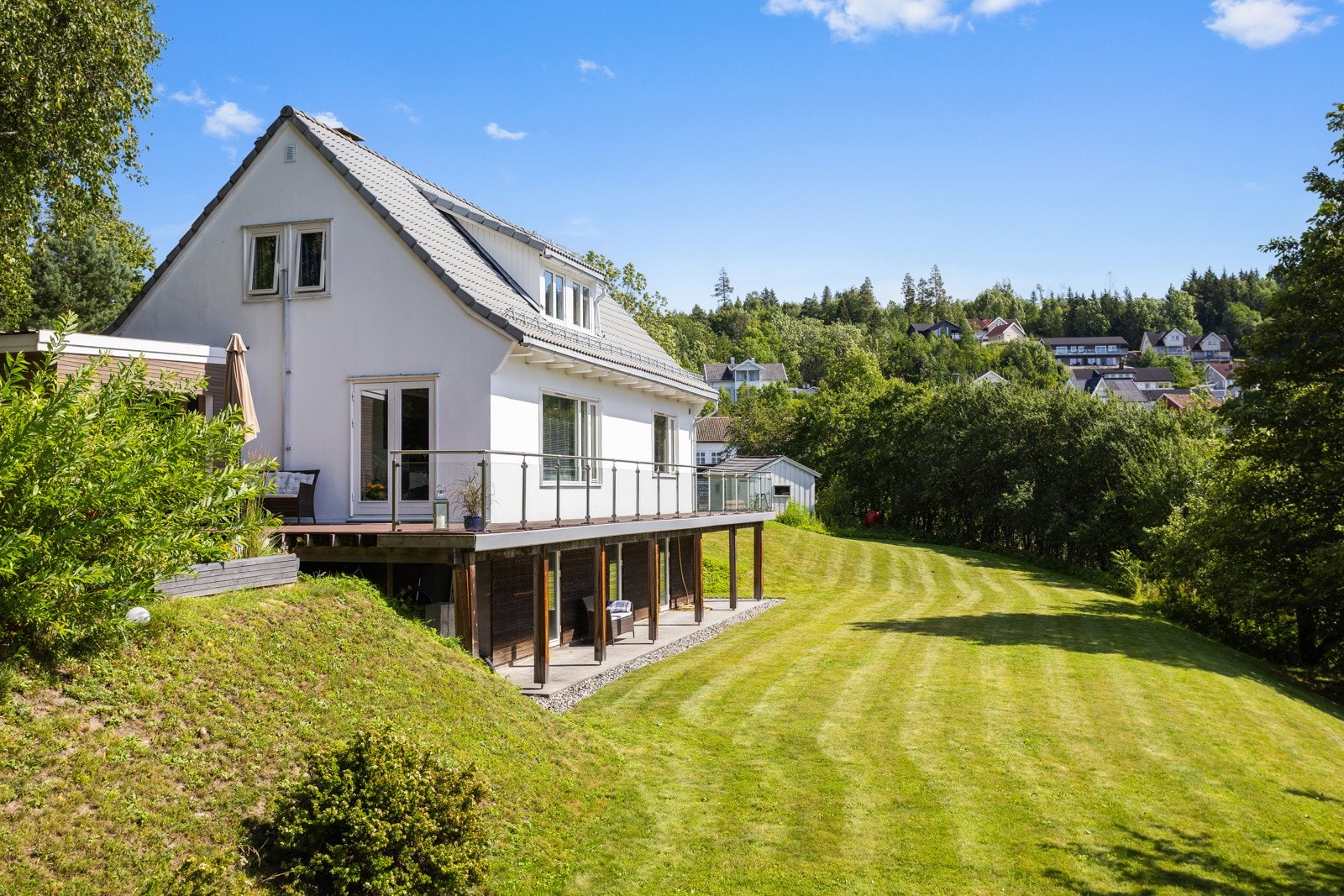 Påkostet og velholdt eiendom med stor usjenert hage og vakker utsikt mot Eikerbygdene og Kongsberg | gang- og sykkelvei langs hele strekningen til Vestfossen Galleribilde