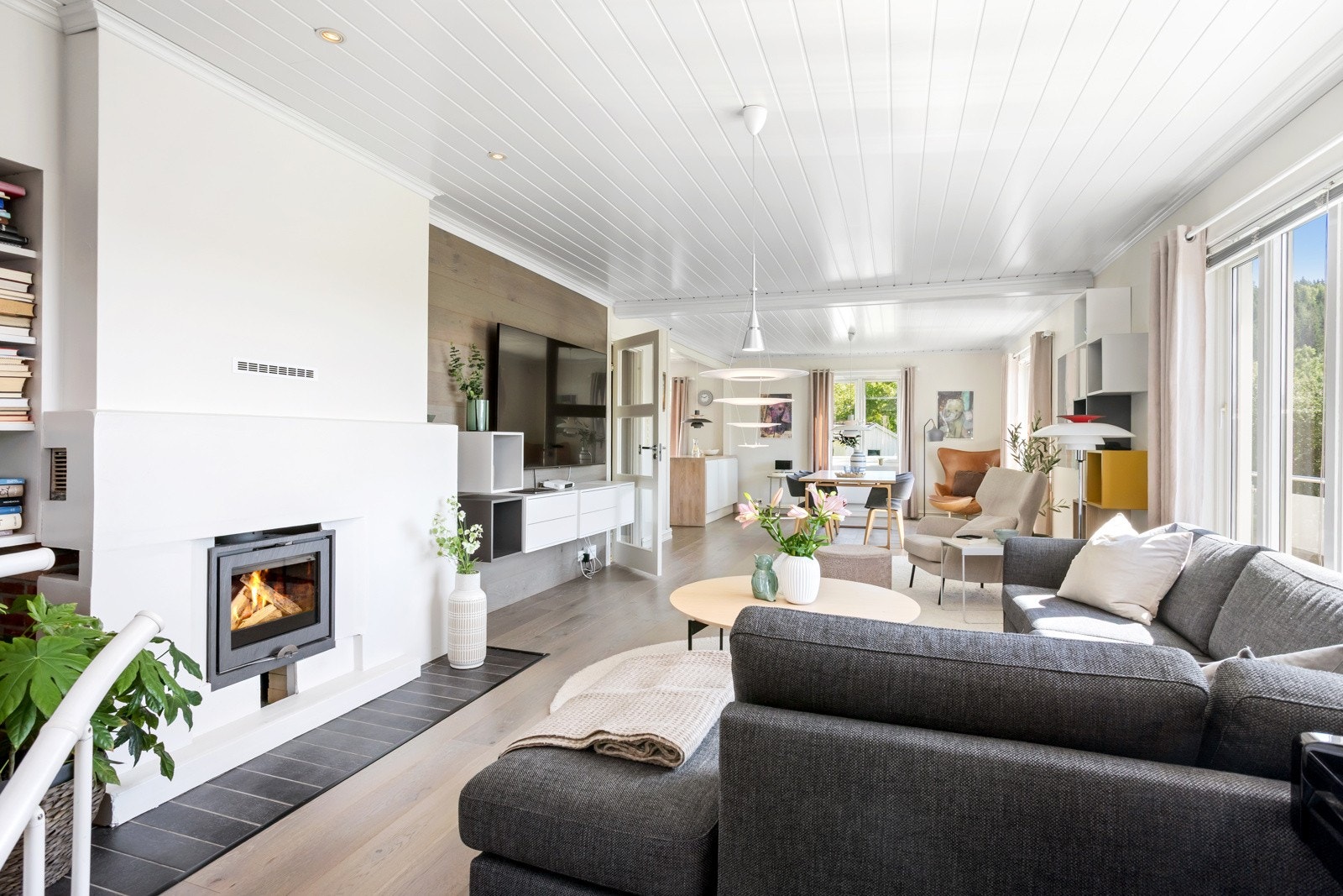 Alle innvendig rom med gulv, tak og vegger pusset opp i perioden 2004 til 2021 og framstår i en elegant og tidsriktig fargepalett Galleribilde