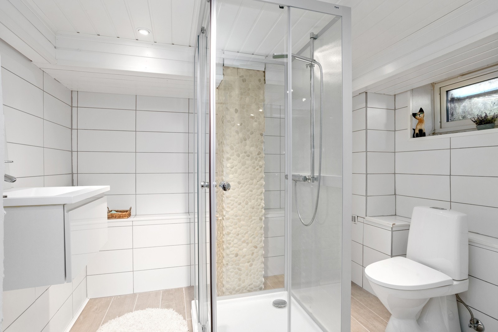 Klassisk bad - pent flislagt bad/wc (2013) med varmekabler | dusjkabinett Galleribilde