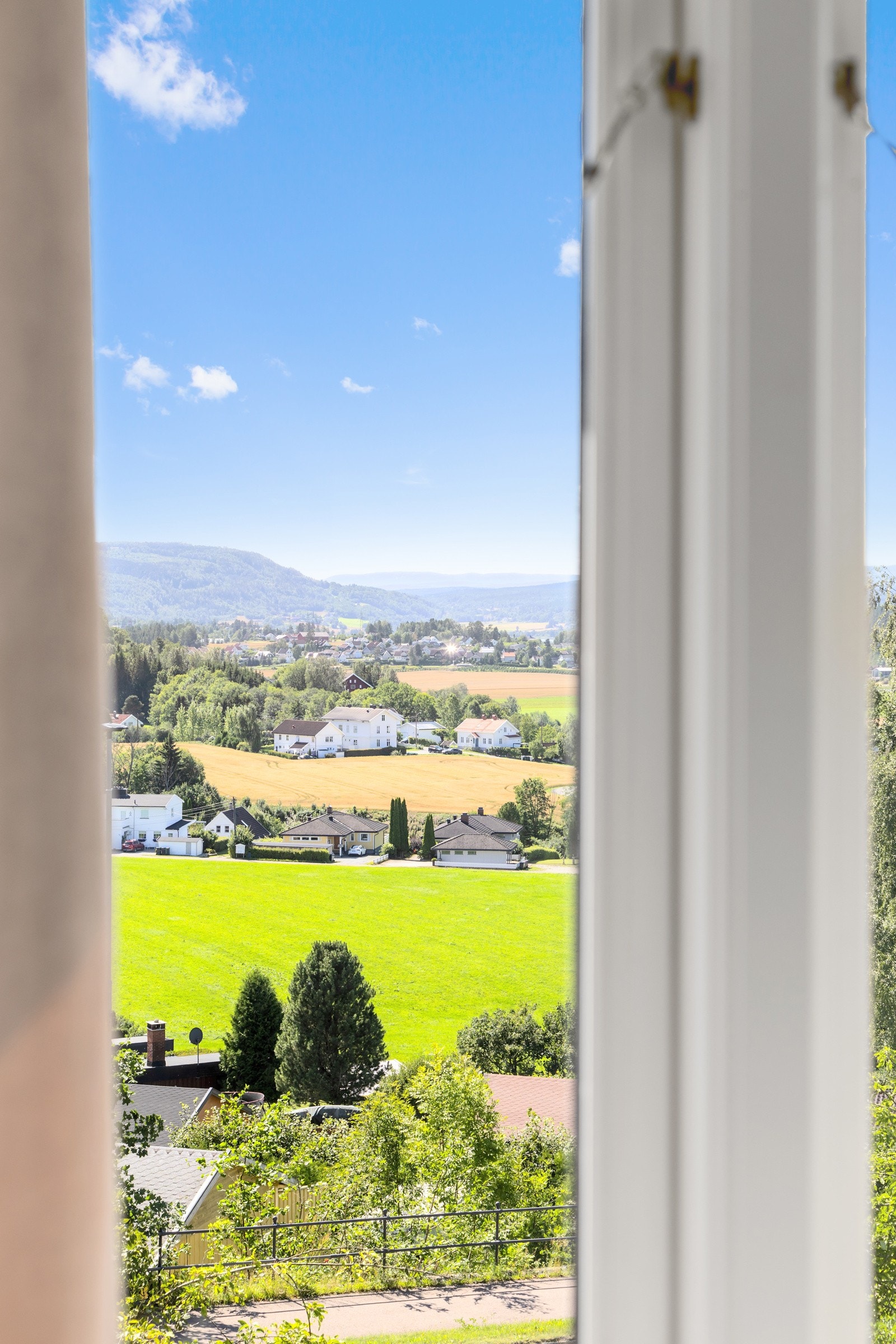 Vakker utsikt mot den vakre bygda Galleribilde