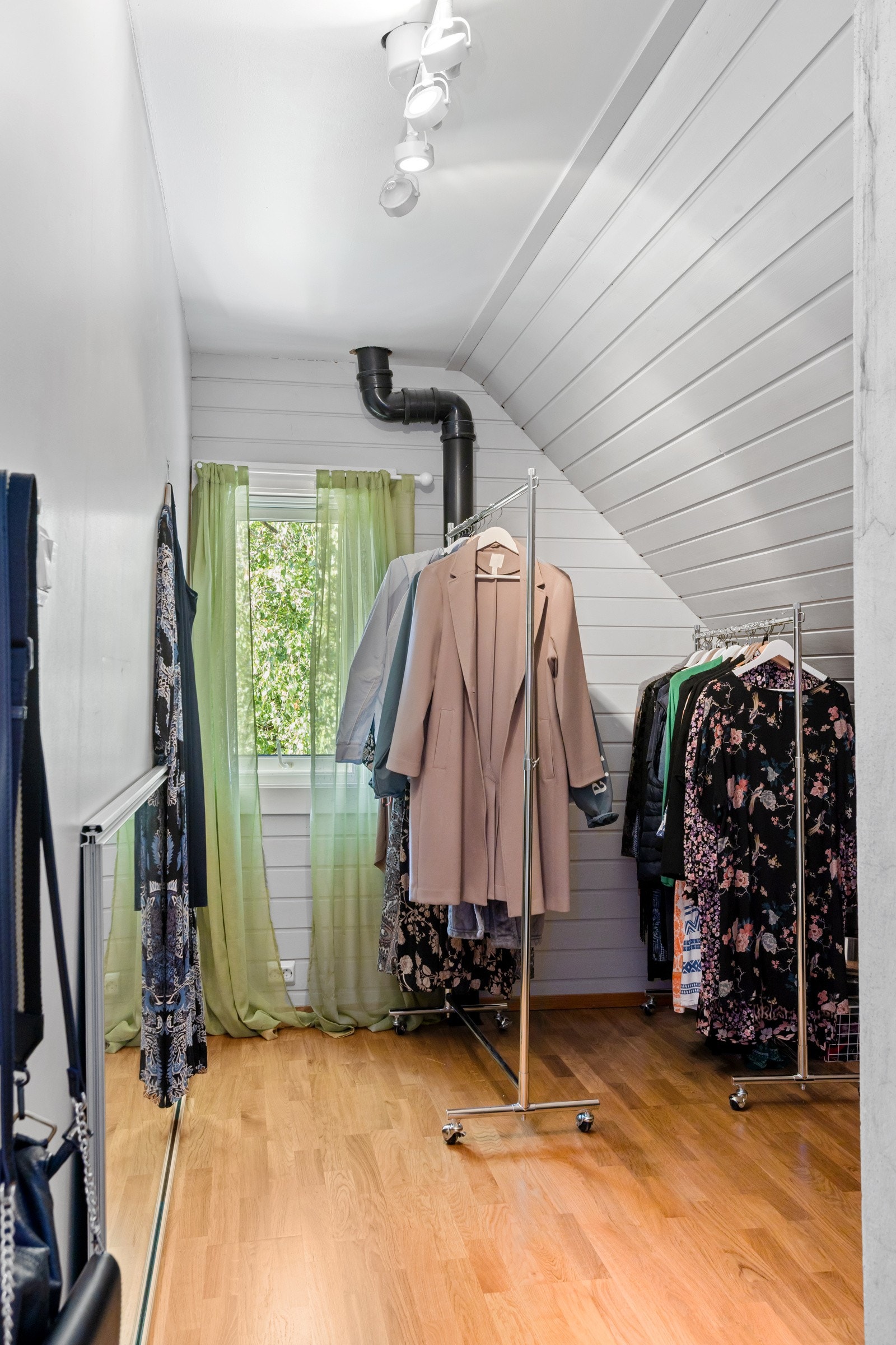 Walk-in-closet/bod/soverom Galleribilde