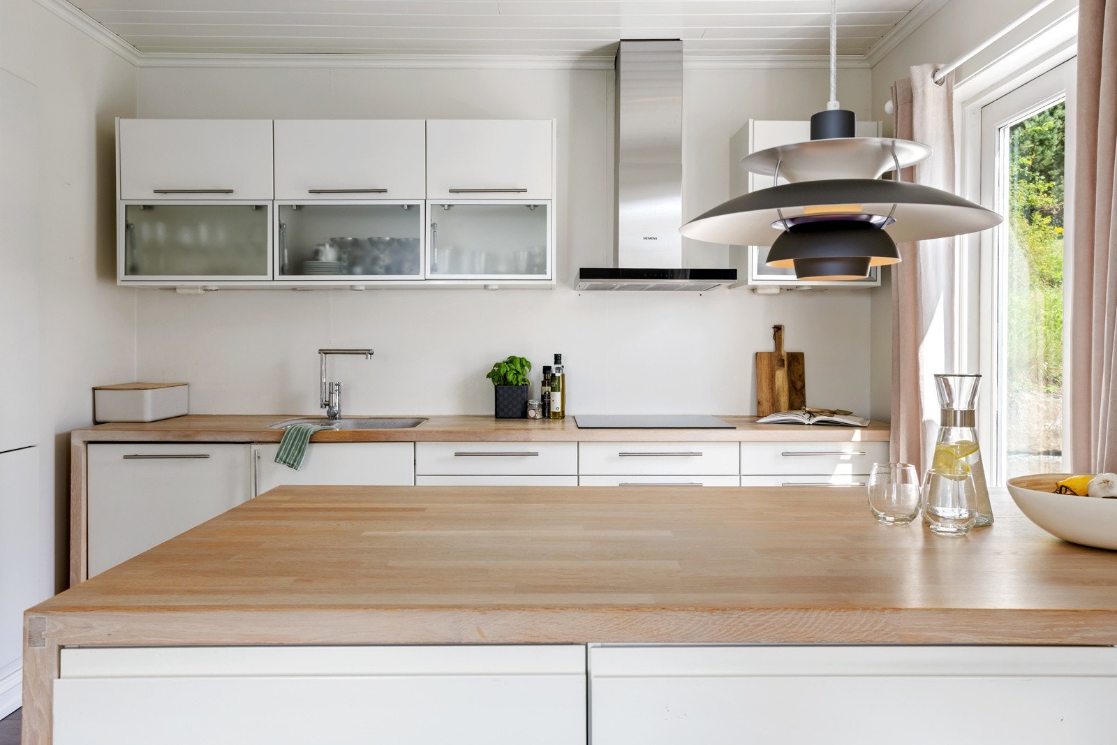 Delikat Norema kjøkkeninnredning (2006) med masser av skuffer, benker- og skapplass | kjøkkenøy (2014) Galleribilde