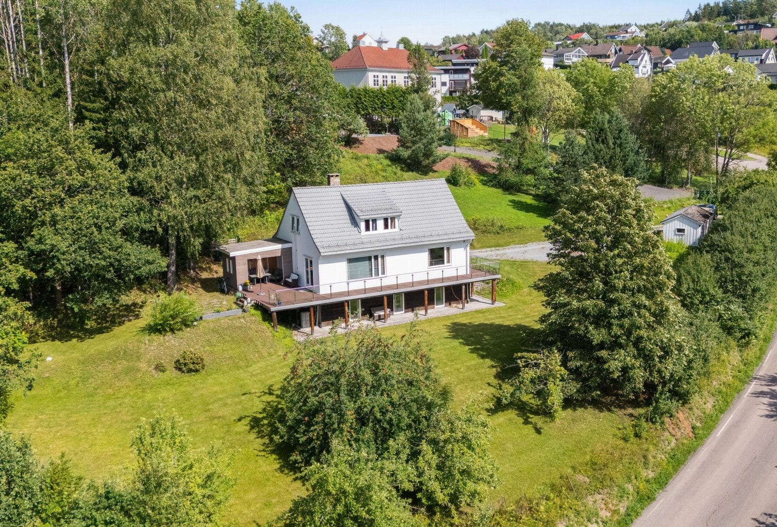 Påkostet og velholdt eiendom med vakker utsikt mot landlige områder, Eikerbygdene og Kongsberg | opparbeidet gang- og sykkelvei langs hele strekningen til Vestfossen Galleribilde