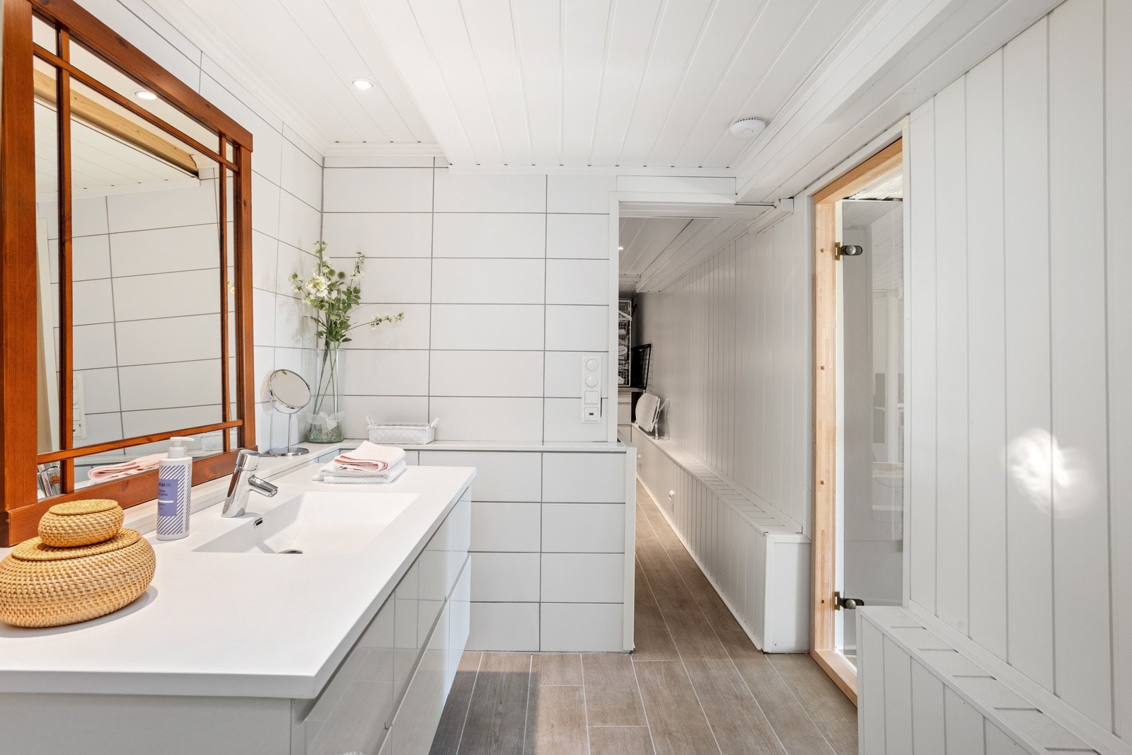 Speil- og vaskinnredning i bad Galleribilde